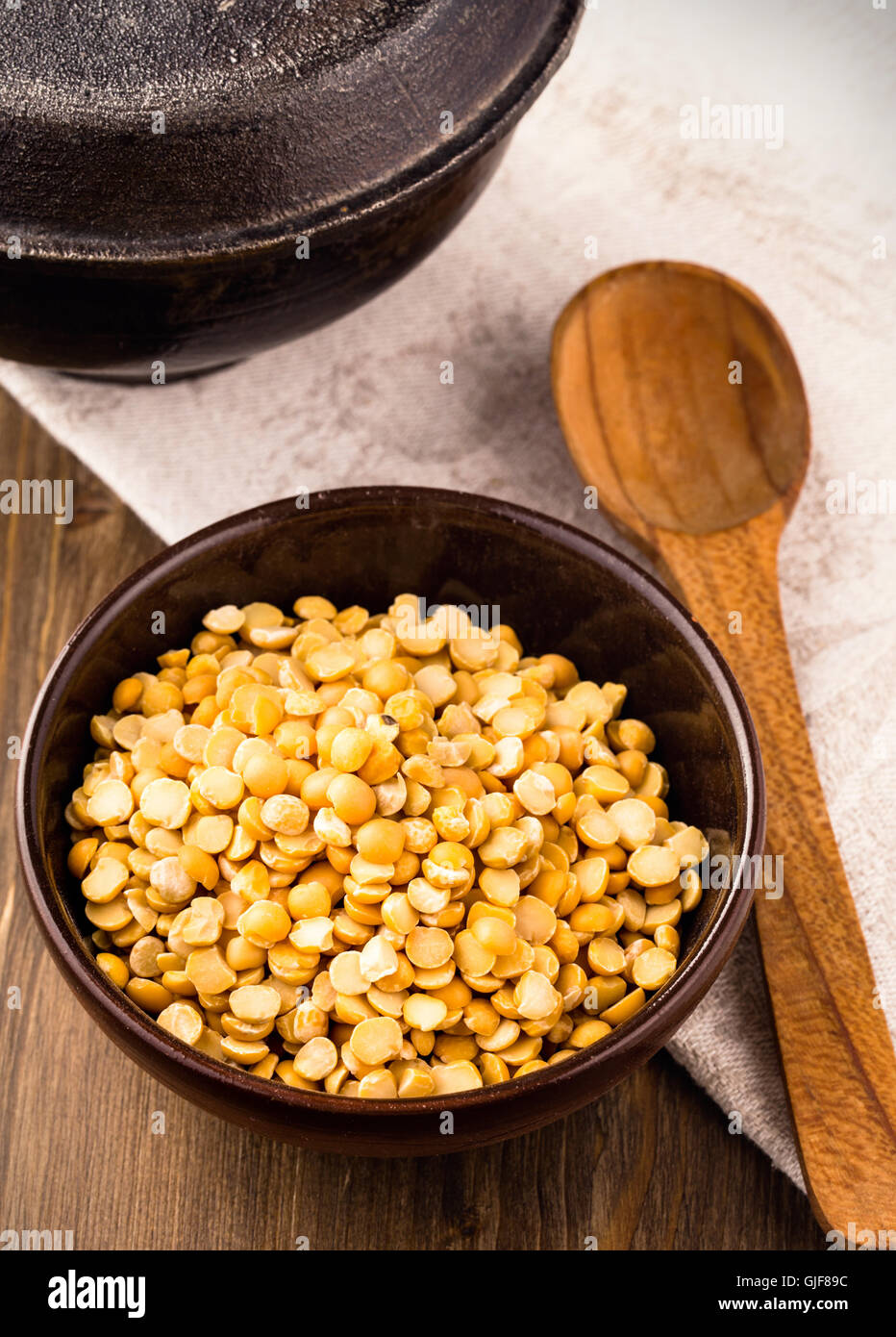 Ciotola di giallo piselli secchi Foto Stock