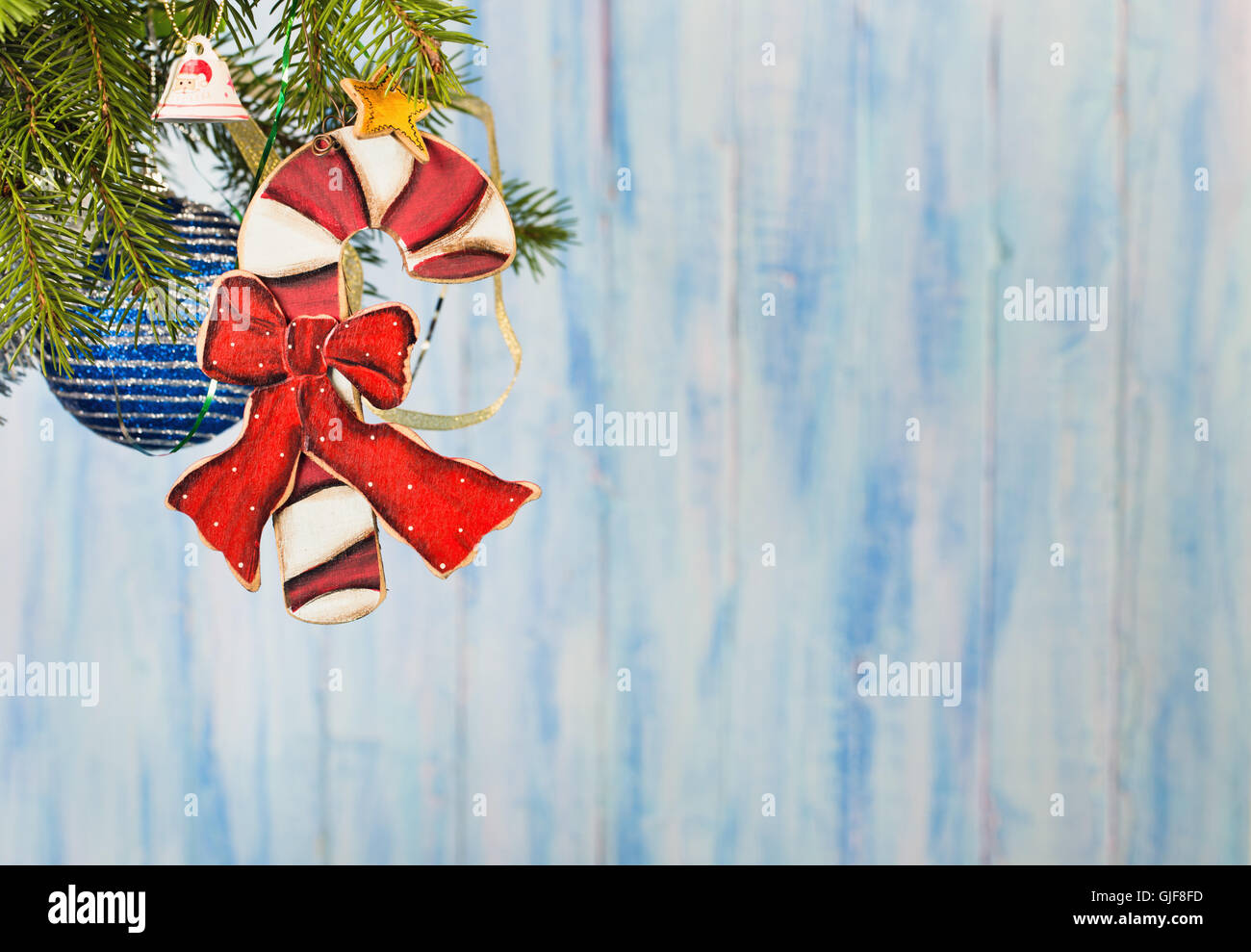 Natale candy cane Decoraziona da ad angolo in alto a sinistra di backgr blu Foto Stock