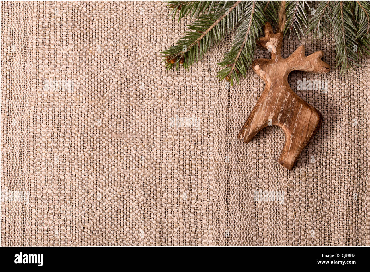 Decorazione di natale con ramo di abete e cervi in legno in alto a destra Foto Stock