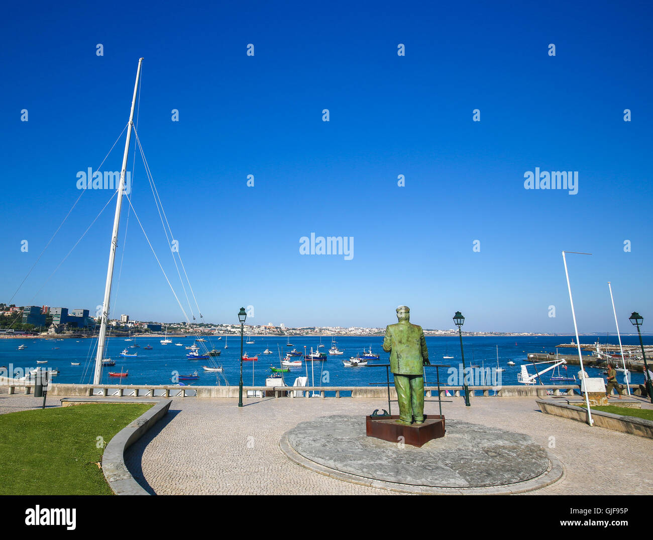 CASCAIS, Portogallo - 15 luglio 2016: Statua di Dom Carlos I, re del Portogallo, che si affaccia sul porto di Cascais, Portogallo. Foto Stock