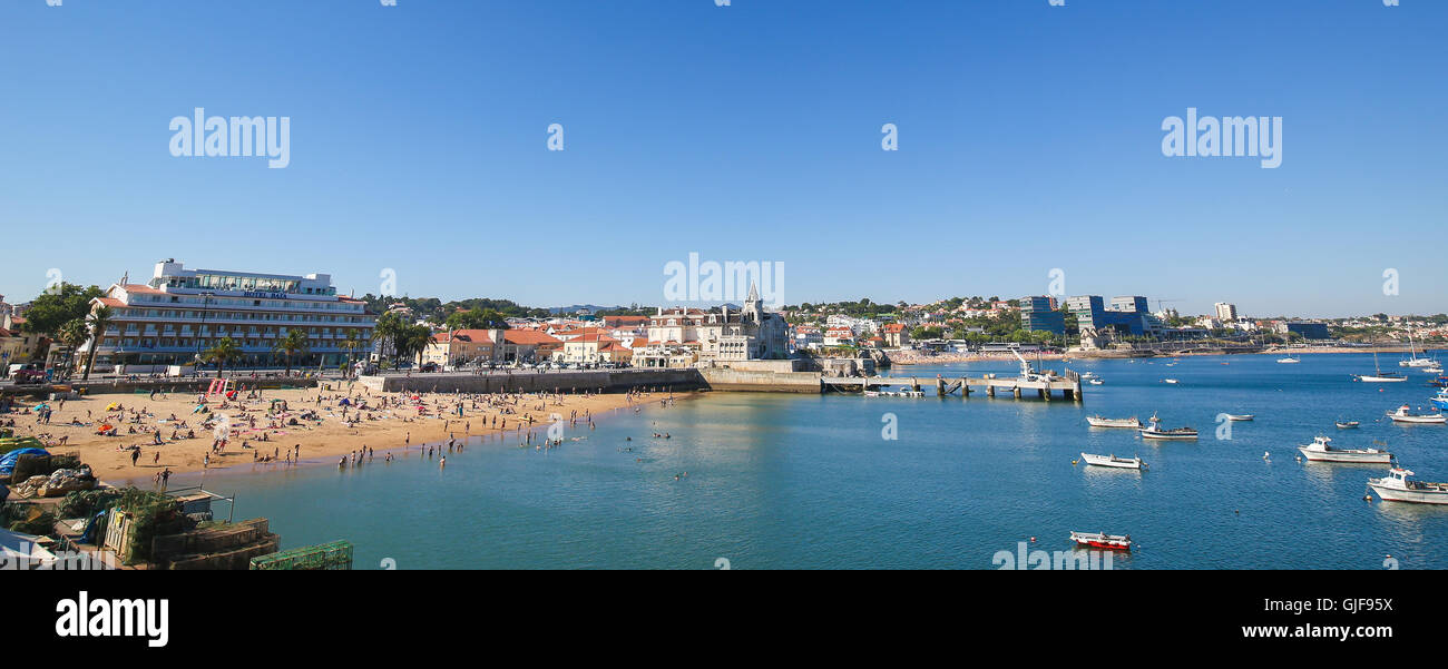 CASCAIS, Portogallo - 15 luglio 2016: la famosa spiaggia della Baia di Cascais, un portoghese città costiera di 30 km a ovest di Lisbona. Foto Stock