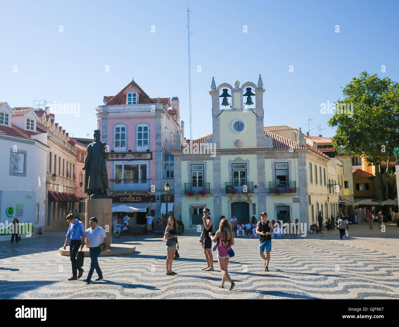 CASCAIS, Portogallo - 15 luglio 2016: piazza centrale in Cascais con la statua di Dom Pedro I, Lisbona, Portogallo Foto Stock