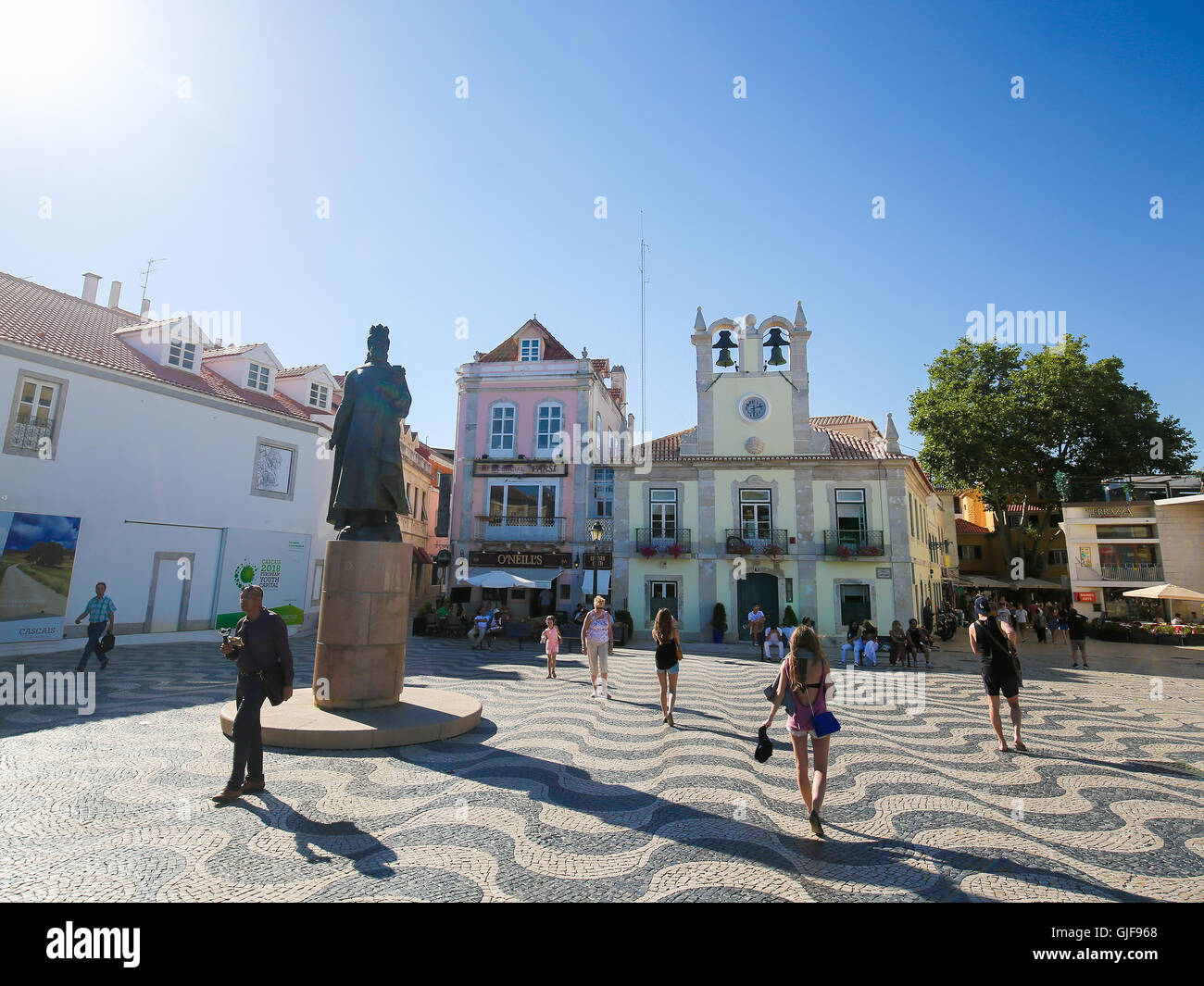CASCAIS, Portogallo - 15 luglio 2016: piazza centrale in Cascais con la statua di Dom Pedro I, Lisbona, Portogallo Foto Stock