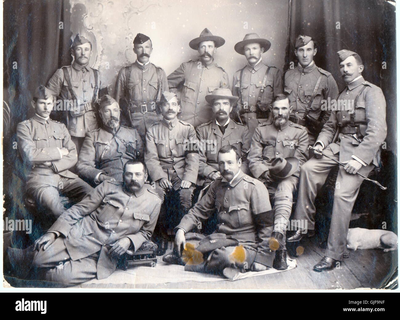 AJAX NEWS & FEATURE SERVICE. 1901) WILLOWMORE, CAPE MIDLAND, SUDAFRICA. - GRUPPO DI UFFICIALI DELLA GUARDIA CITTADINA - MEMBRI DELLA WGMT - TRUPPE A CAVALLO DELLA GUARDIA WILLOWMORE. DUE UFFICIALI INDOSSANO BRACCIOLI NERI IN LUTTO (IN BASSO AL CENTRO E 3° DALLA FILA CENTRALE SINISTRA). FORSE PER LA MORTE DELLA REGINA VITTORIA. FOTOGRAFO:UNKNOWN © COPYRIGHT IMMAGINE DIGITALE AJAX LIBRERIA DI IMMAGINI VINTAGE FONTE: RACCOLTA DI IMMAGINI VINTAGE AJAX REF:GROUP 1901 2 Foto Stock