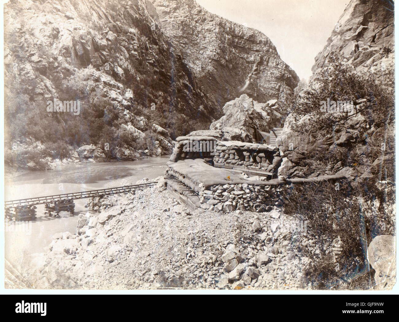 AJAX NEWS & FEATURE SERVICE. 1901. WILLOWMORE (NEAR), CAPE MIDLANDS, SUDAFRICA. - POSIZIONE DIFENSIVA SUL TERRENO ROCCIOSO VICINO ALLA FERROVIA. FOTOGRAFO:UNKNOWN © DIGITAL IMAGE COPYRIGHT AJAX VINTAGE PICTURE LIBRARY FONTE: AJAX VINTAGE PICTURE LIBRARY COLLECTION REF:WILLOMORE LS 1 Foto Stock