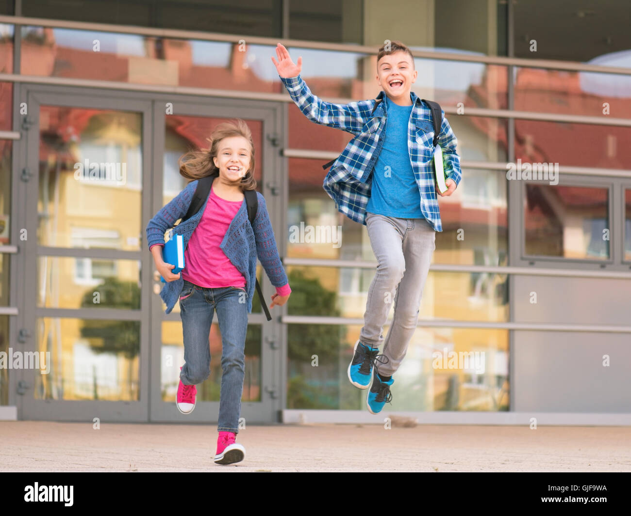 Bambini che vanno a scuola immagini e fotografie stock ad alta