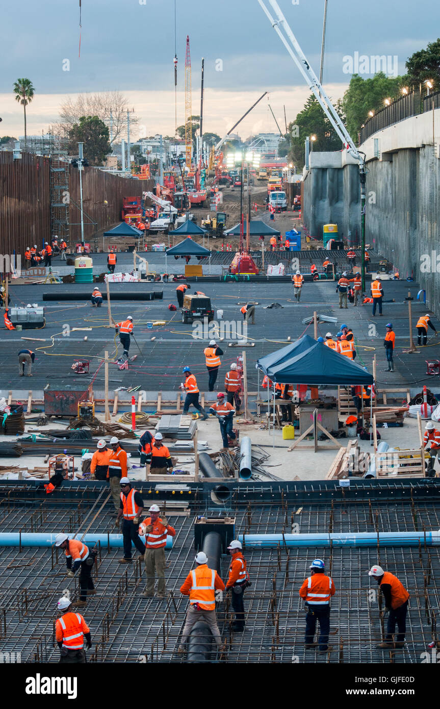 Lavori di costruzione in corso per rimuovere passaggi a livello sulla ferrovia suburbana linee, Melbourne, Australia Foto Stock