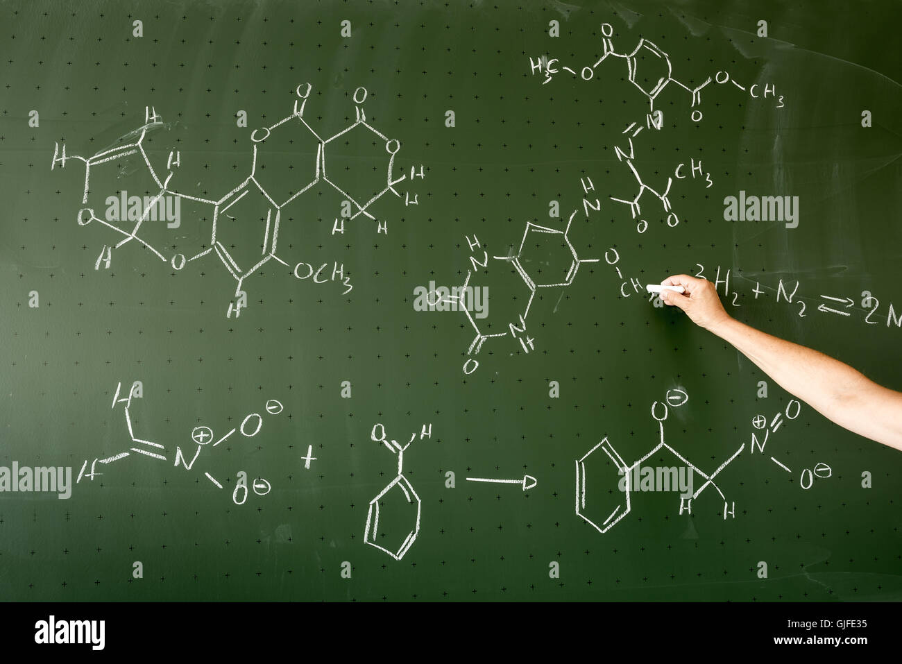 Lavagna Verde con la scrittura a mano le formule chimiche Foto Stock