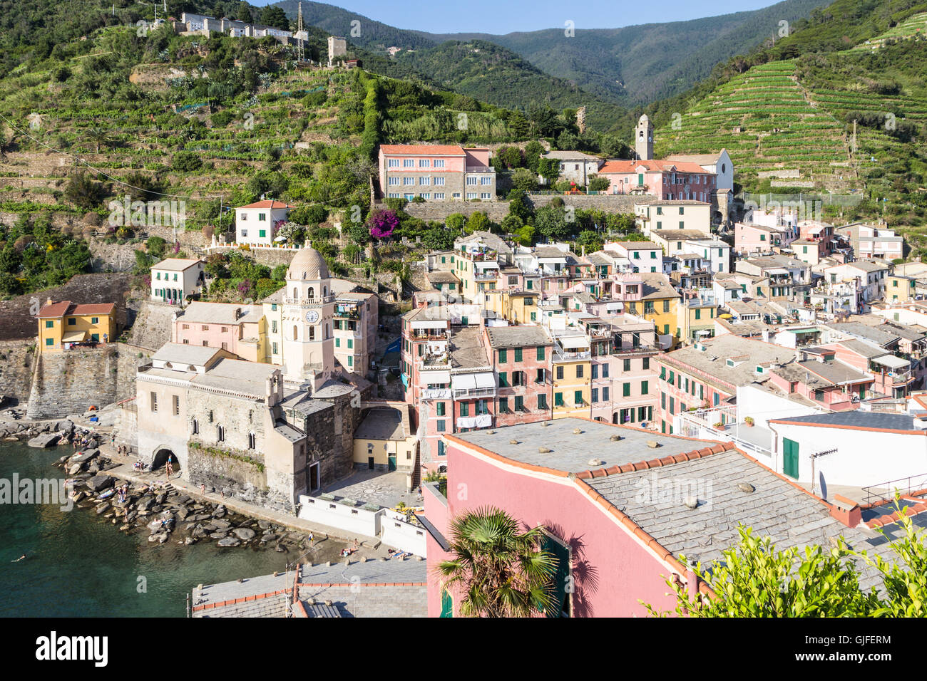 Vernazza è uno dei villaggi idilliaci nelle Cinque Terre in provincia Lugurian lungo il Mar Mediterraneo in Italia. Foto Stock