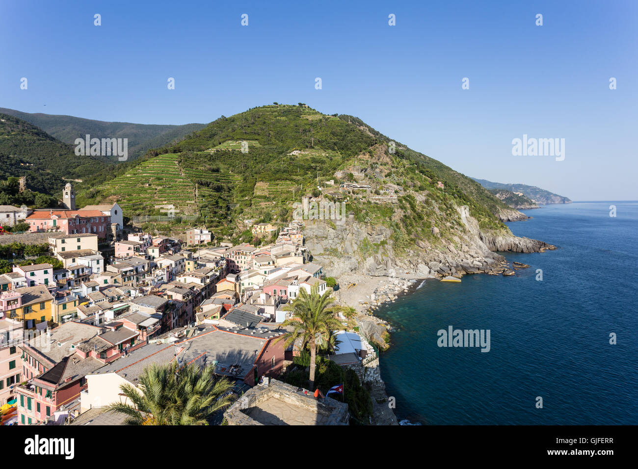 Vernazza è uno dei villaggi idilliaci nelle Cinque Terre in provincia Lugurian lungo il Mar Mediterraneo in Italia. Foto Stock