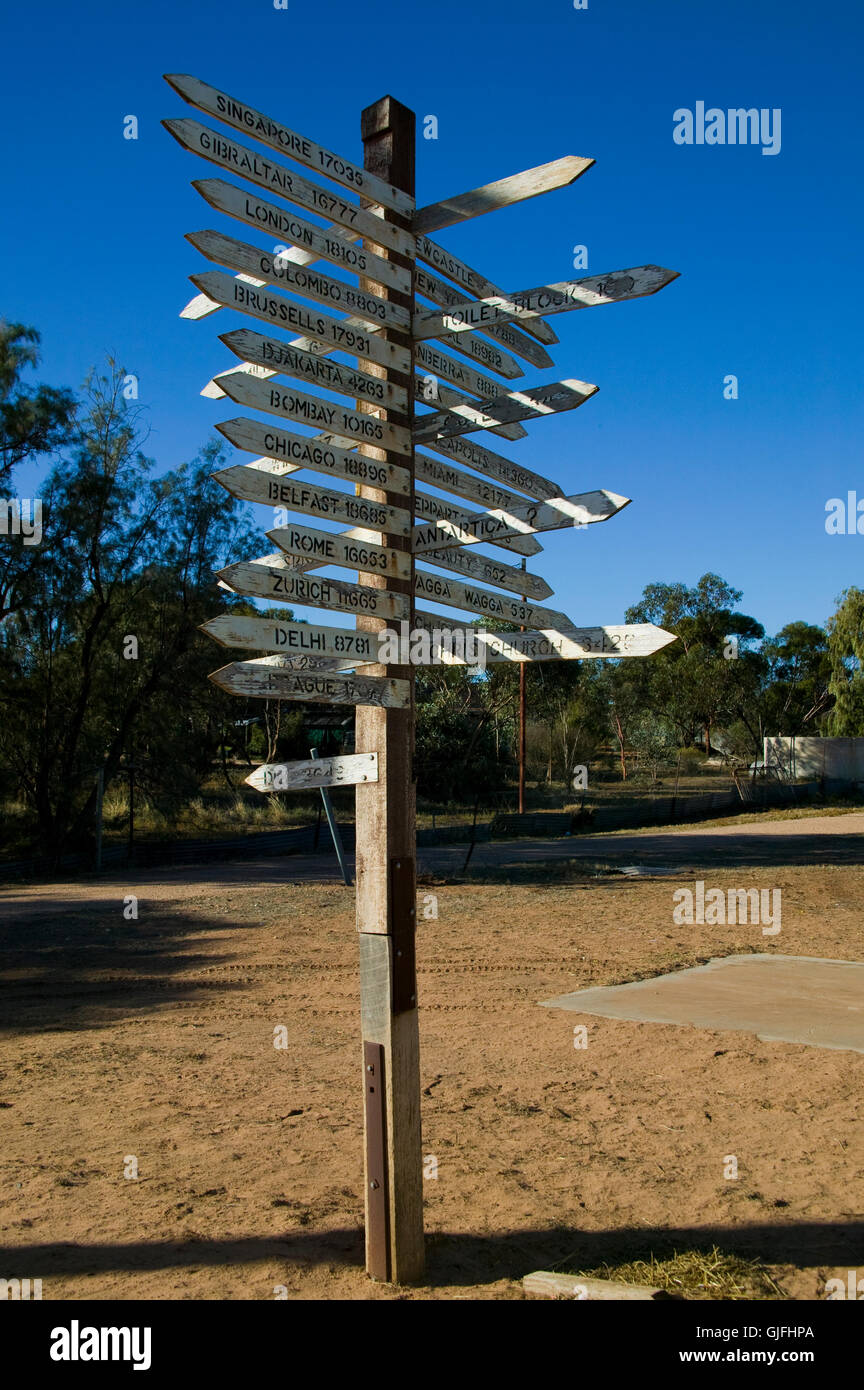 Weathered outdoor cartello internazionale di città situato in Hattah, Victoria, Australia Foto Stock