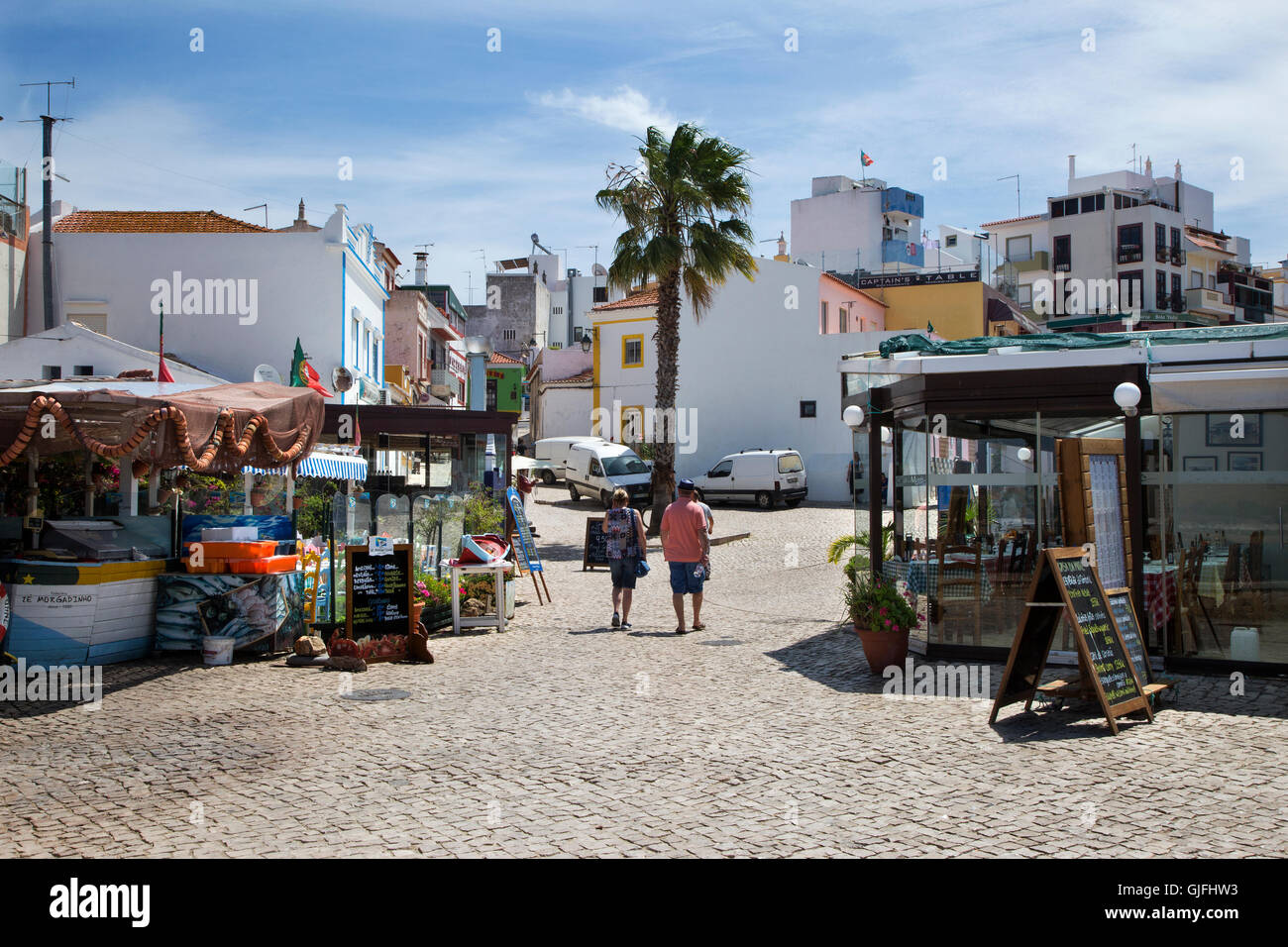Alvor un tradizionale villaggio di pescatori e meta turistica in Algarve, PORTOGALLO Foto Stock