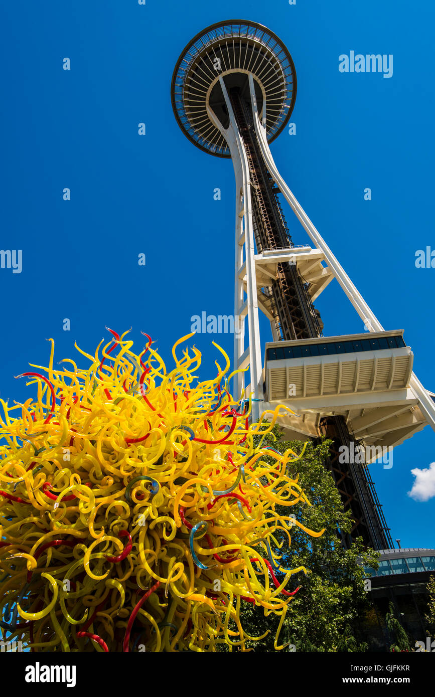 Basso angolo di visione dello Space Needle, Seattle, Washington, Stati Uniti d'America Foto Stock
