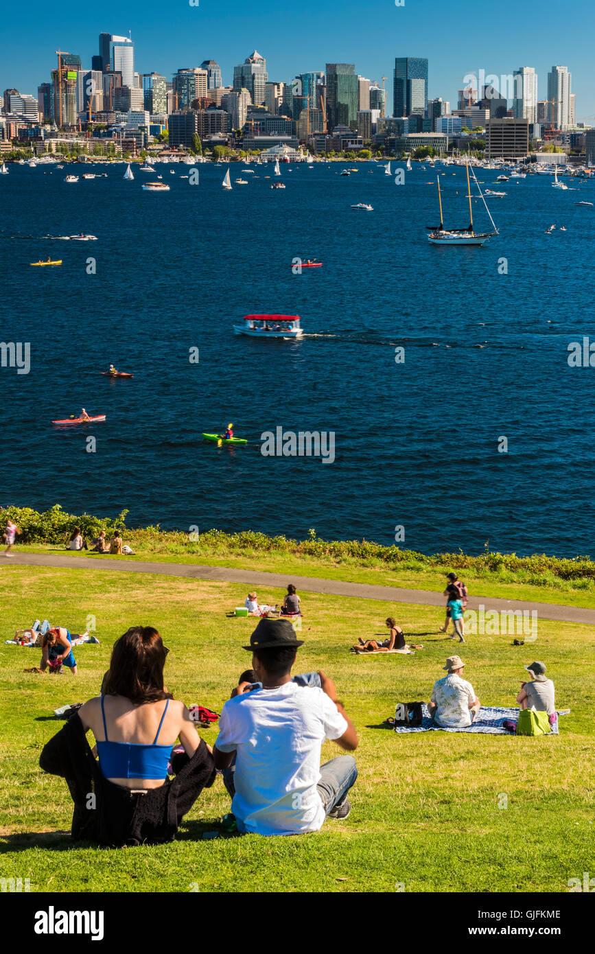 Il Lago Union e la skyline del centro visto da lavori Gas Park, Seattle, Washington, Stati Uniti d'America Foto Stock