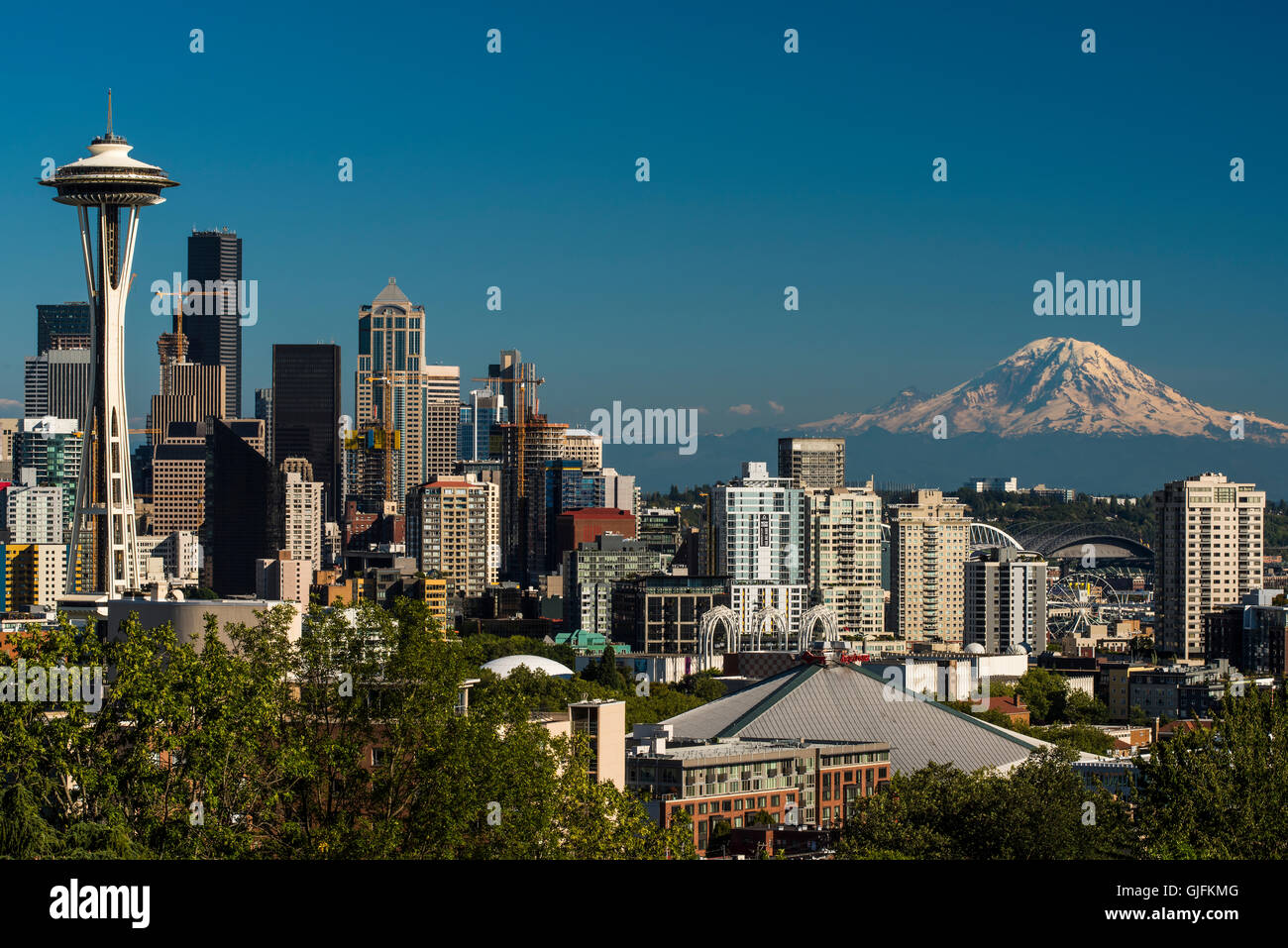 Skyline del centro con lo Space Needle e il Seattle, Washington, Stati Uniti d'America Foto Stock