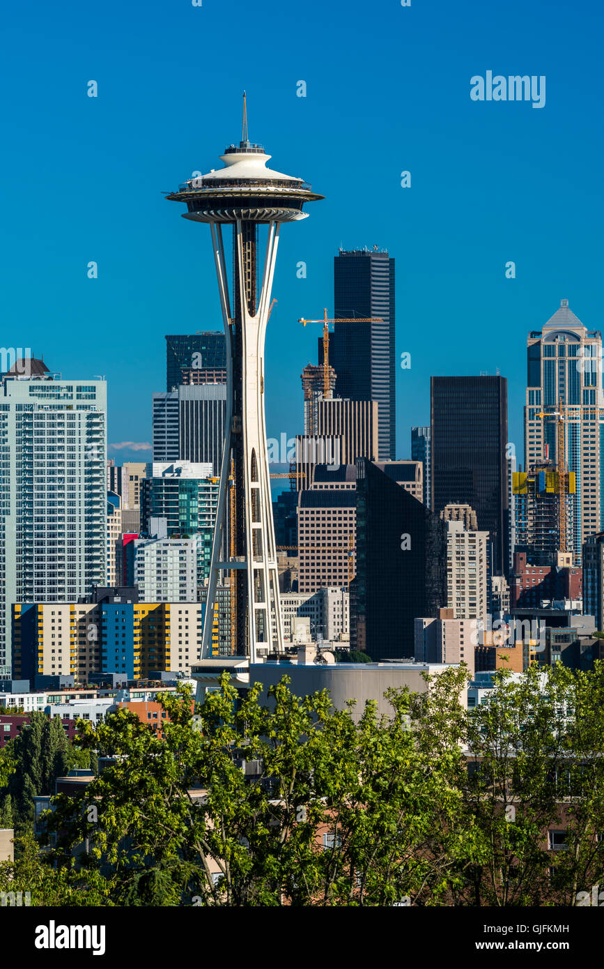 Skyline del centro con lo Space Needle e il Seattle, Washington, Stati Uniti d'America Foto Stock