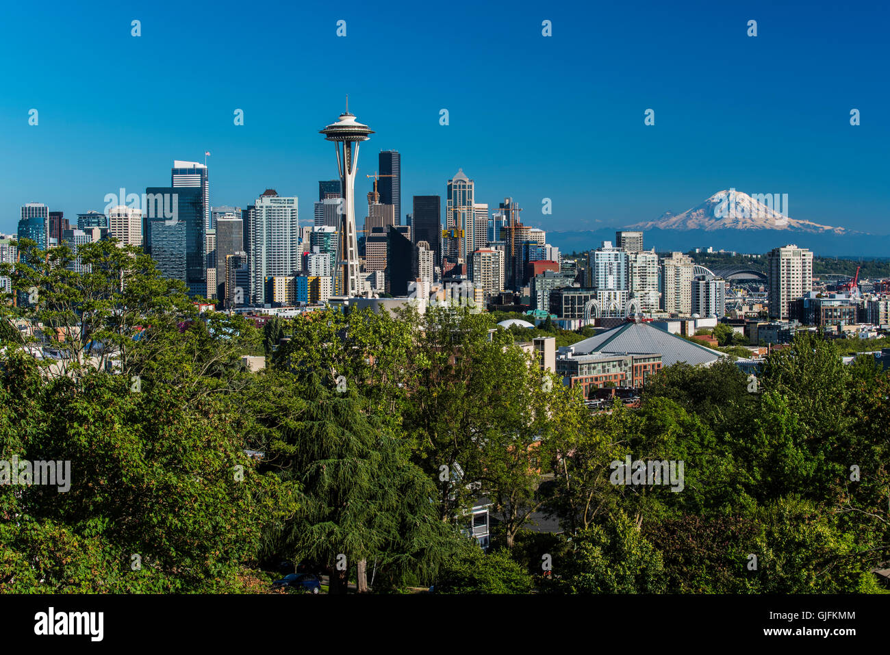 Skyline del centro con lo Space Needle e il Seattle, Washington, Stati Uniti d'America Foto Stock