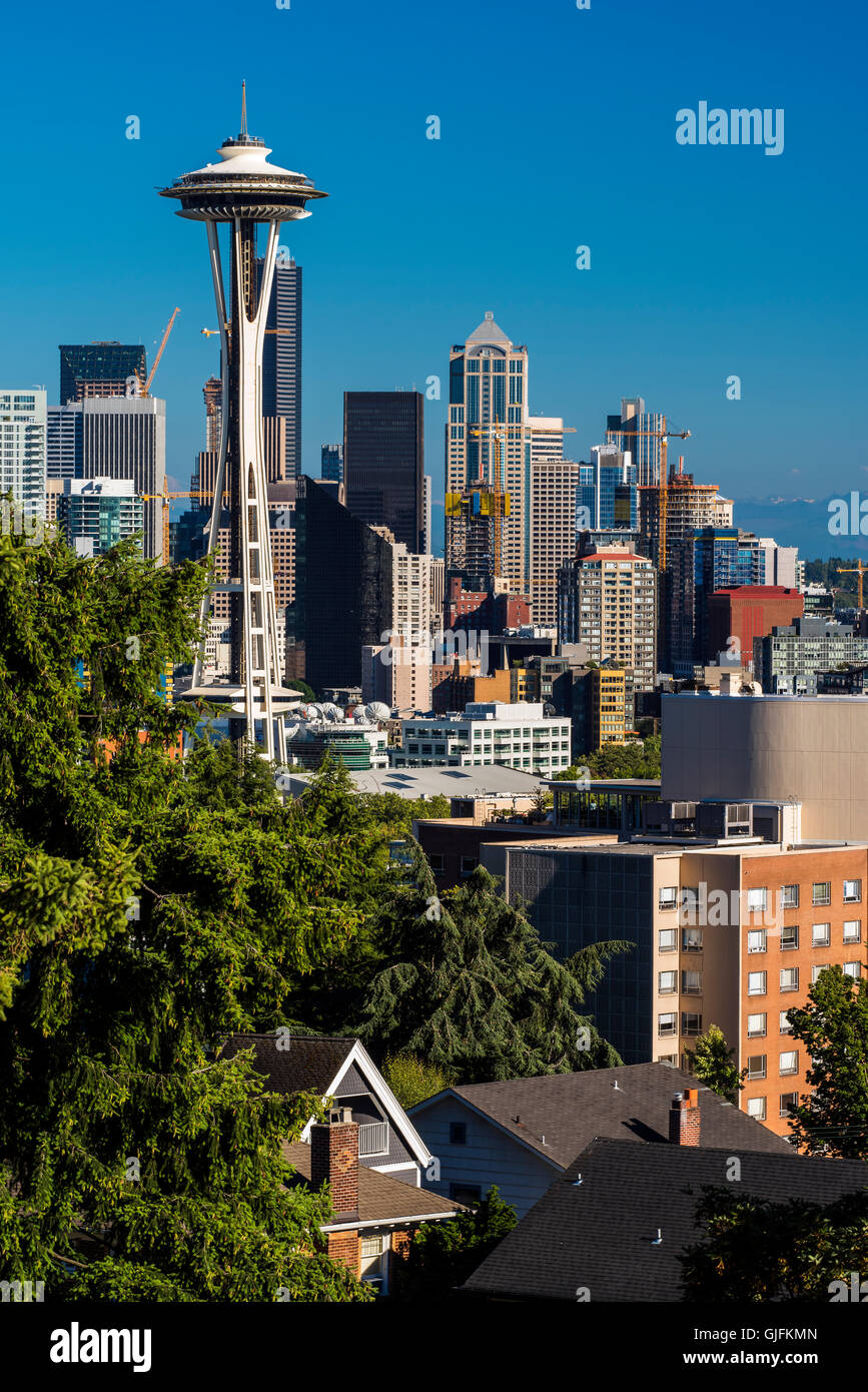 Skyline del centro con lo Space Needle e il Seattle, Washington, Stati Uniti d'America Foto Stock
