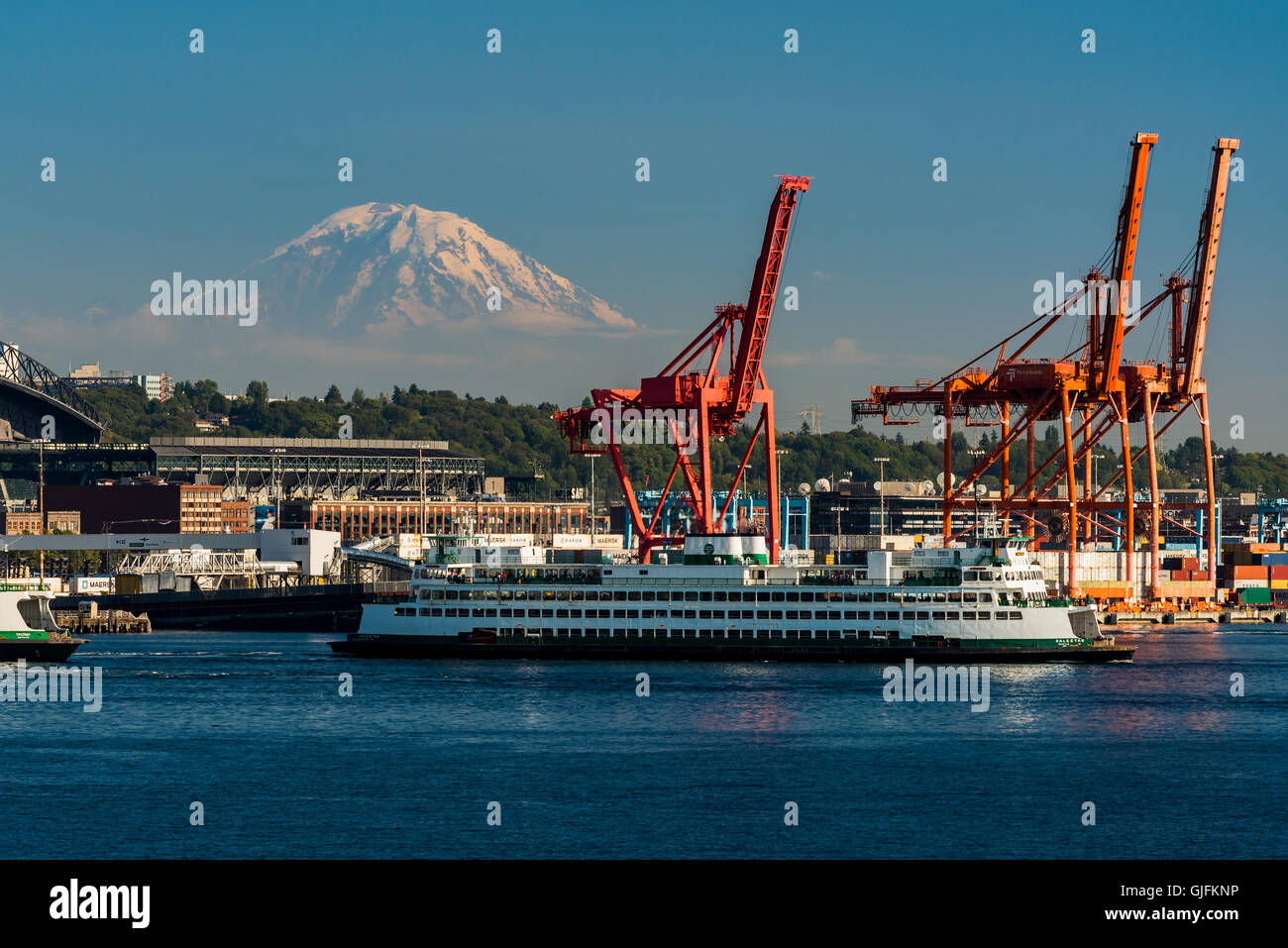 Stato di Washington con traghetti porto di Seattle e il Monte Rainier dietro, Seattle, Washington, Stati Uniti d'America Foto Stock