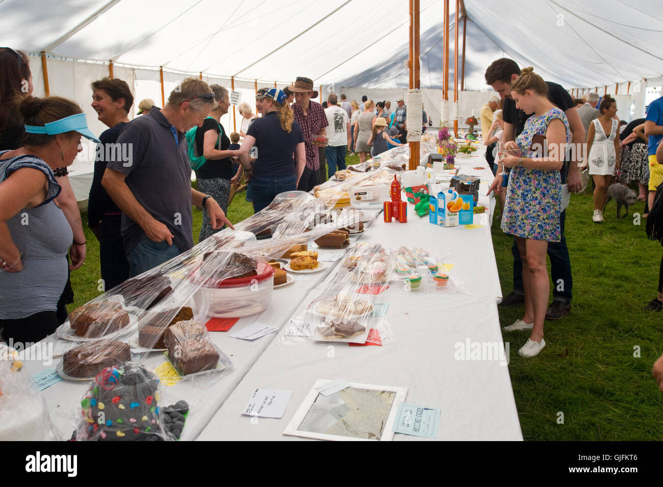 Le persone che ricercano presenta nel produrre marquee alla Llanthony mostrano nei pressi di Abergavenny Monmouthshire South Wales UK Foto Stock