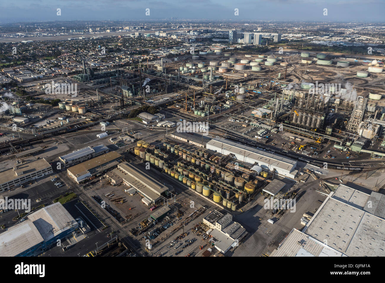 El Segundo, California, Stati Uniti d'America - 6 Agosto 2016: Veduta aerea della grande raffineria di petrolio nei pressi di Los Angeles in California del Sud. Foto Stock