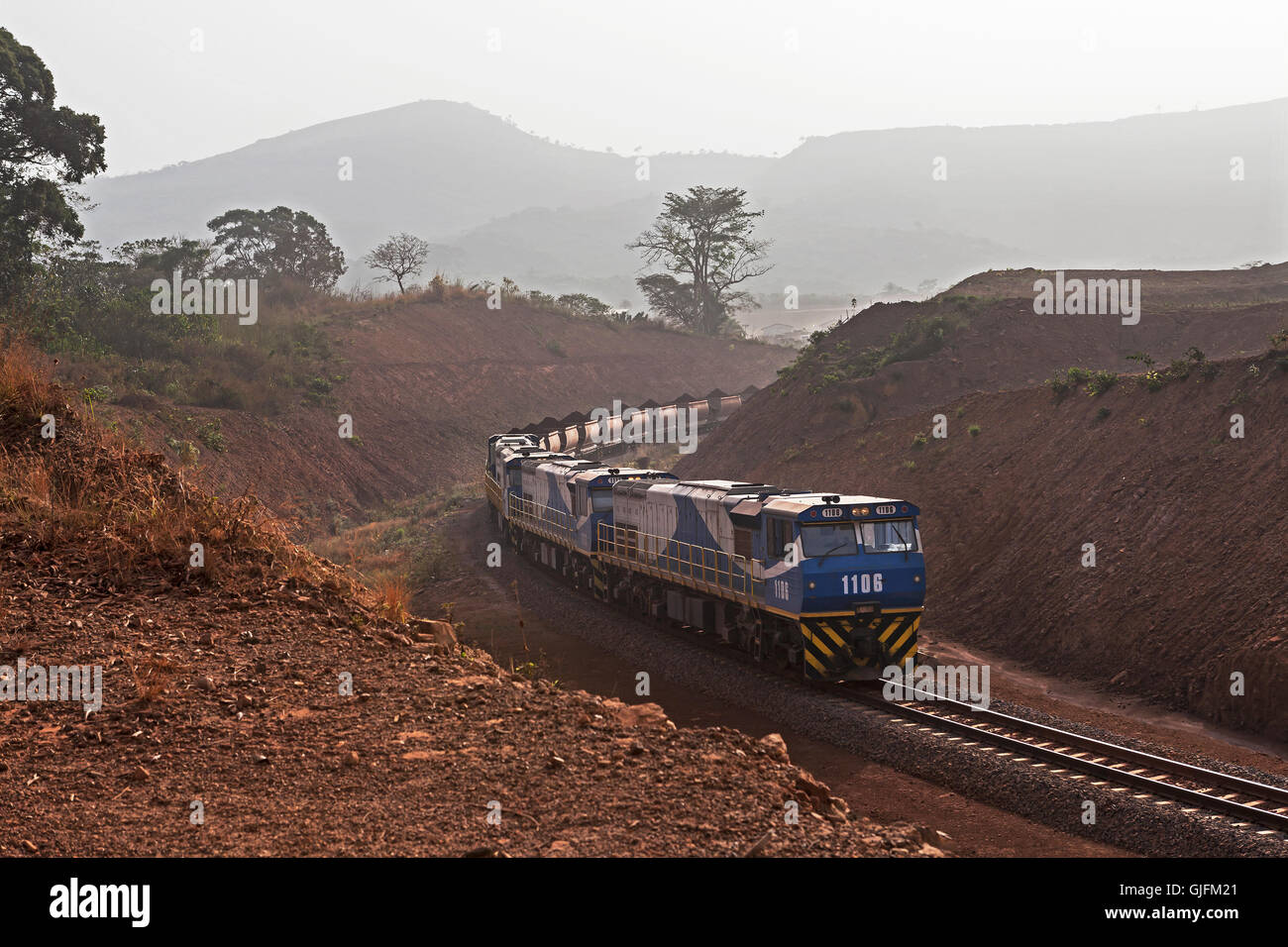 Fungo della rotaia treno operazioni sulla miniera di ferro. Il minerale caricata sul treno nuovo anello ferroviario in attesa di essere completamente caricato prima di uscire per la porta Foto Stock