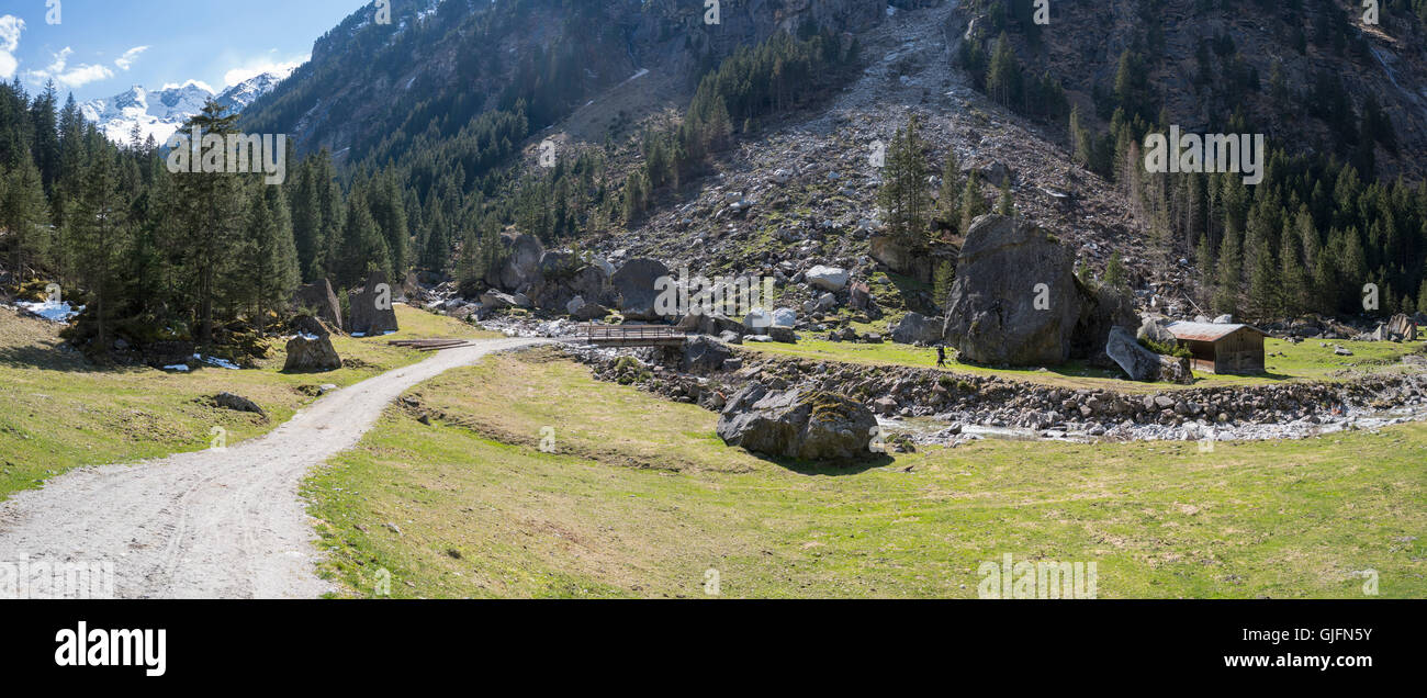 Bouldering, o arrampicate su roccia senza corde, nell'area Sunderground della Zillertal Austria in primavera. Foto Stock