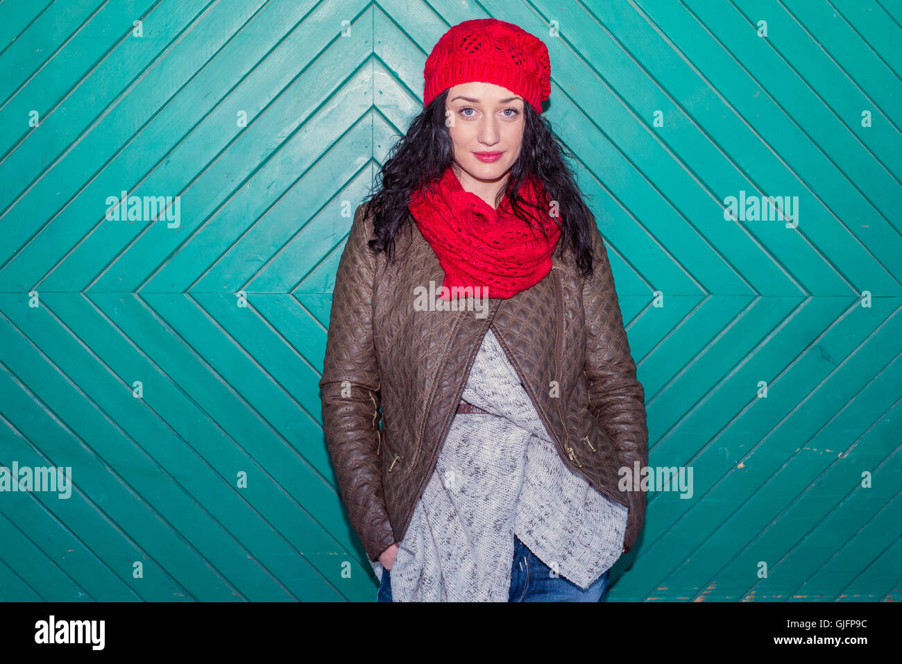 Giovane donna nel cappuccio rosso dalla porta vecchia Foto Stock