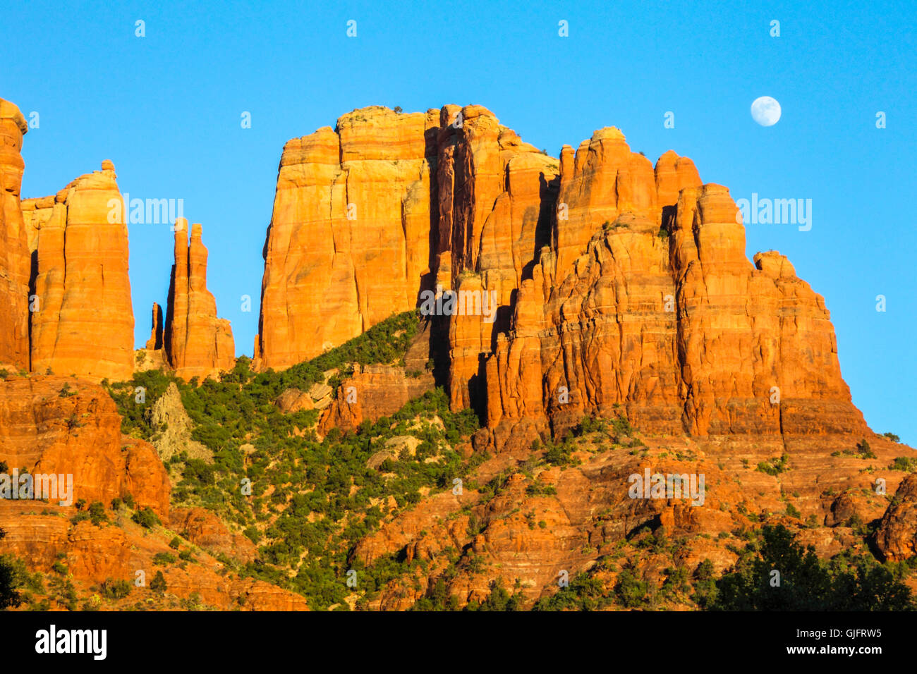 Luna sulla Cattedrale Rock al Red Rock Crossing/Crescent Moon Ranch a Sedona, in Arizona Foto Stock