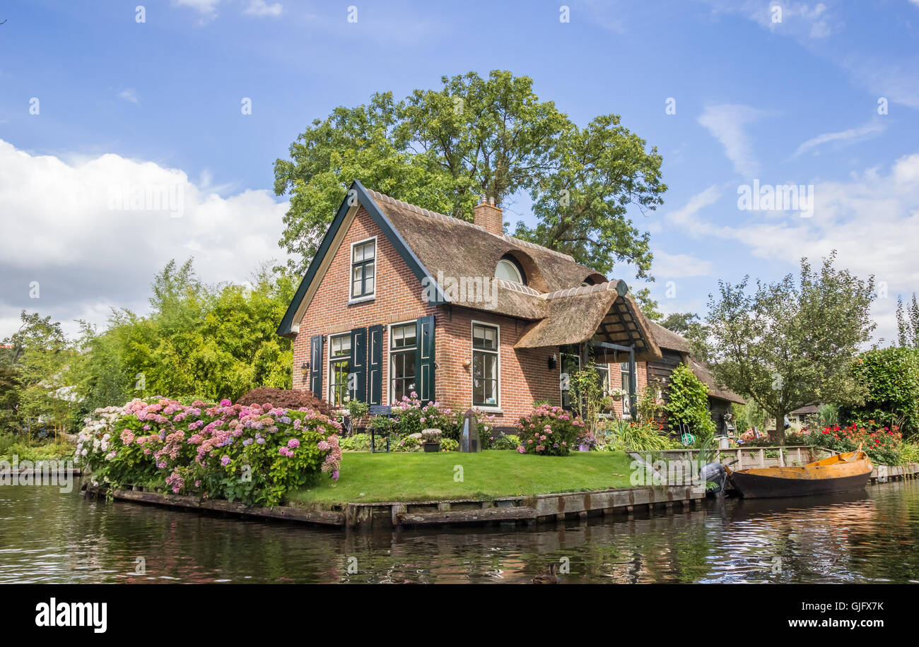 La casa e il giardino presso la central canal di Giethoorn, Olanda Foto Stock