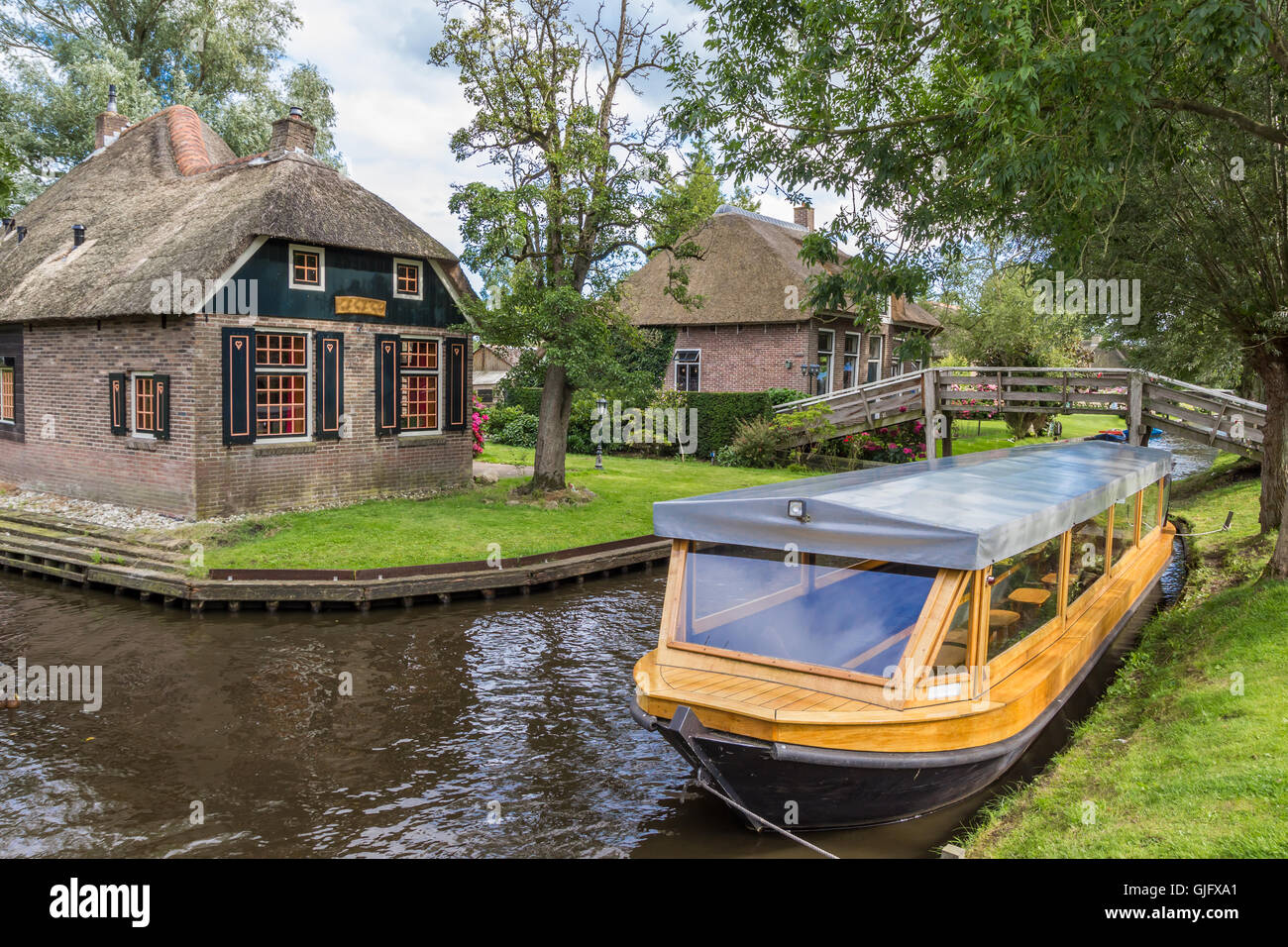 Tradizionale barca turistica nei canali di Giethoorn, Paesi Bassi Foto Stock