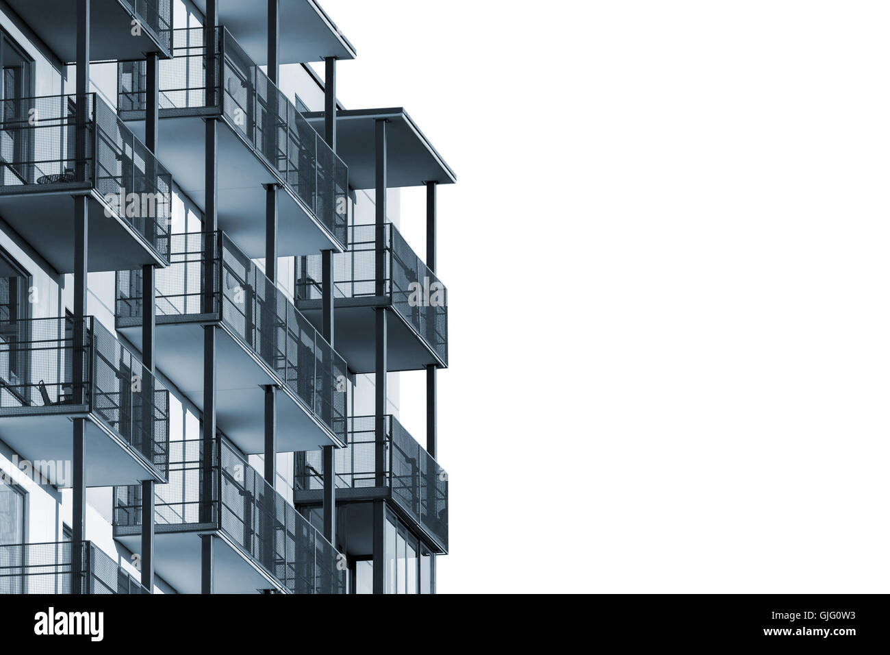 Moderno edificio di appartamenti con balconi isolati su sfondo bianco per il testo pubblicitario Foto Stock