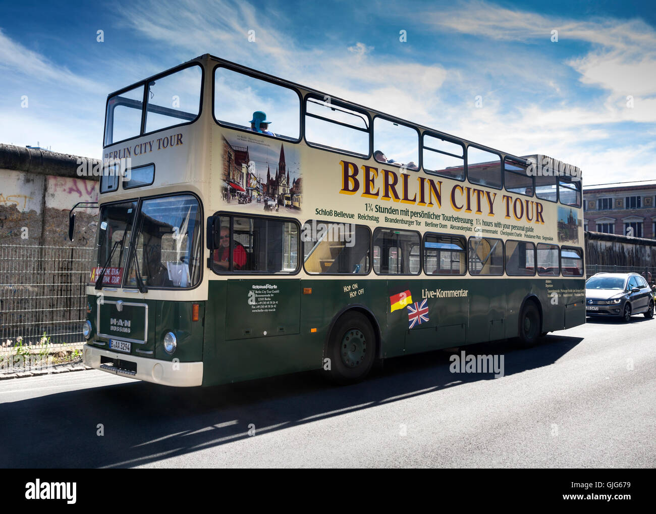 Berlin City Tour Bus passando dalla parte del muro di Berlino, nel quartiere Mitte di Berlino, Germania. Foto Stock