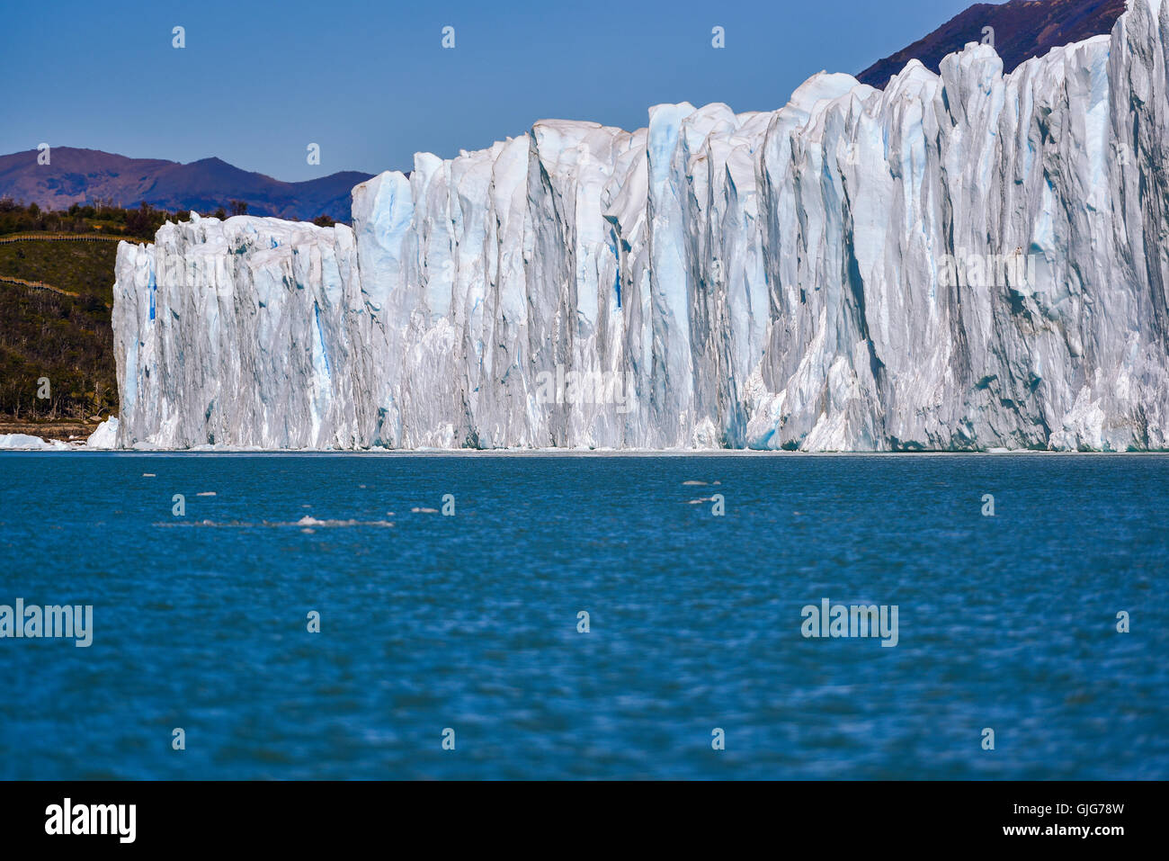 Vista giorno dall'acqua presso il ghiacciaio Perito Moreno in Patagonia, Argentina. Foto Stock