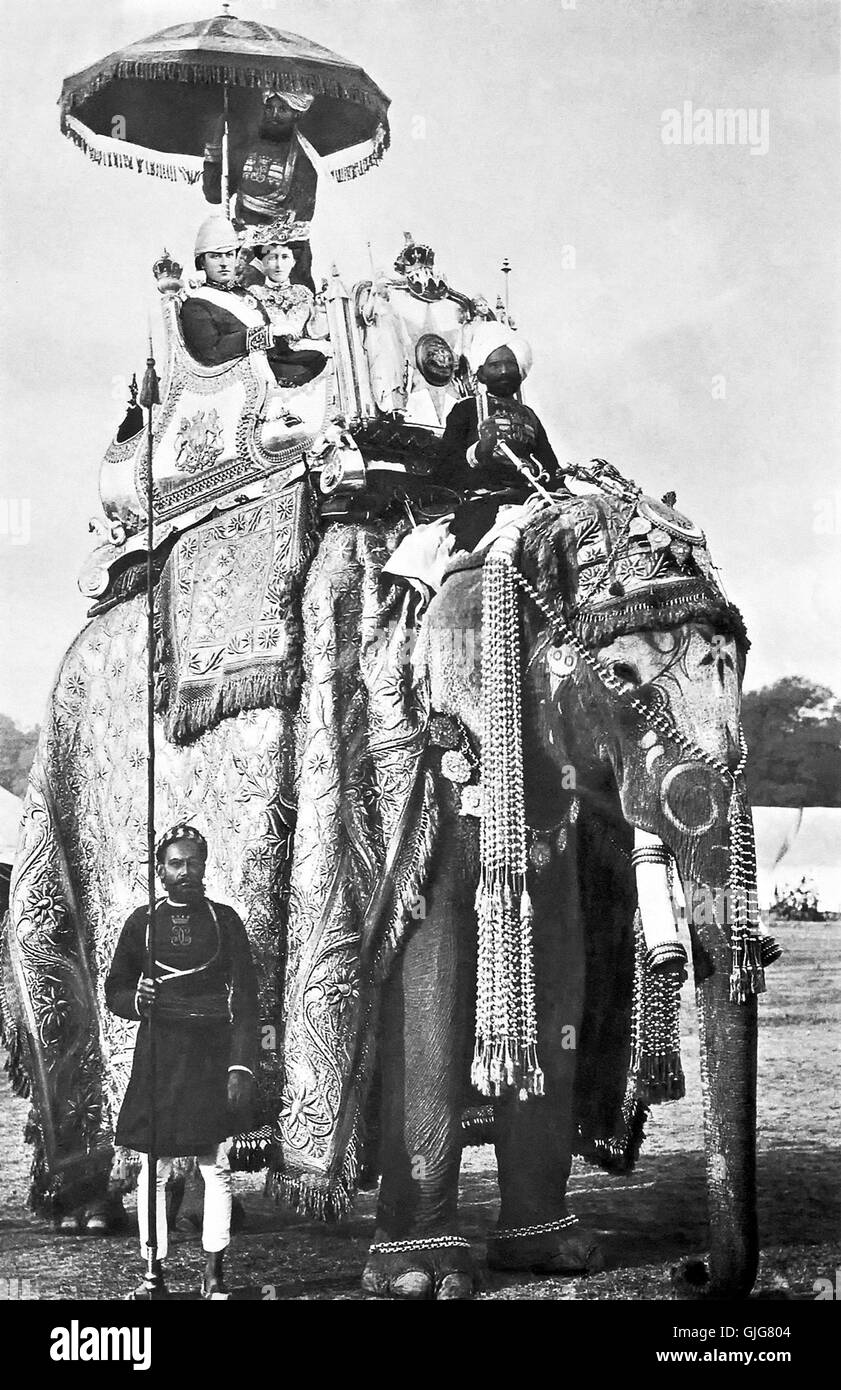 George Nathaniel Curzon, primo marchese Curzon di Kedleston e Maria Curzon sull'elefante Lakshman Prasad a Delhi Foto Stock