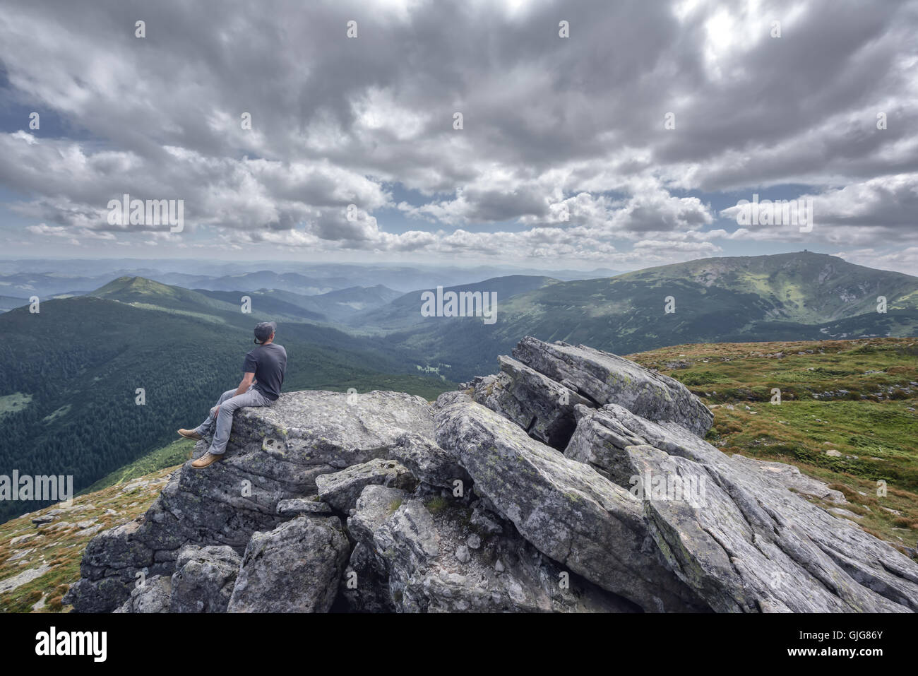 Da soli turisti in alta montagna Foto Stock