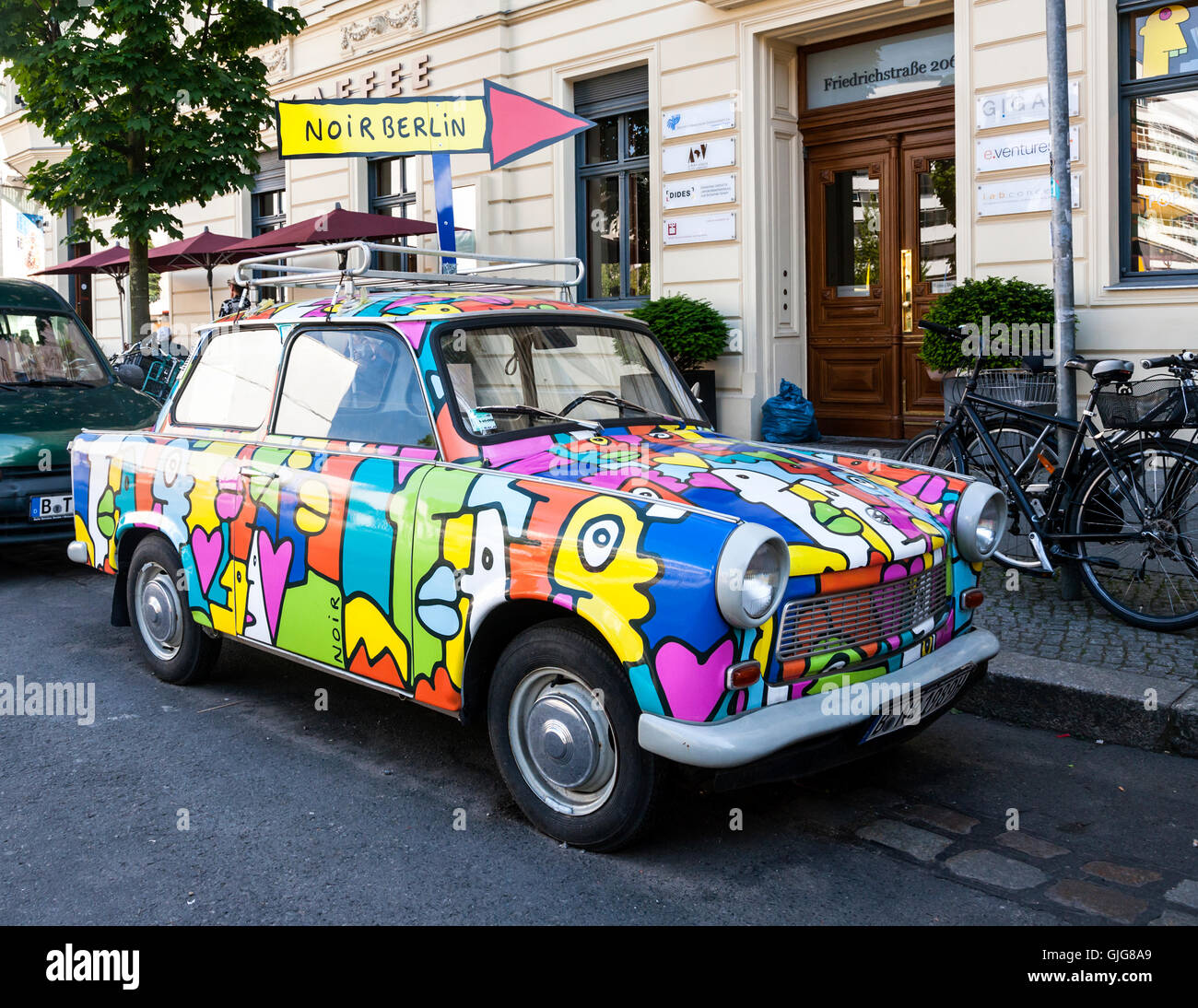 Vecchia Trabant con una vernice psichedelica di lavoro al di fuori del Noir Berlin Mitte, Berlin, Germania. Foto Stock