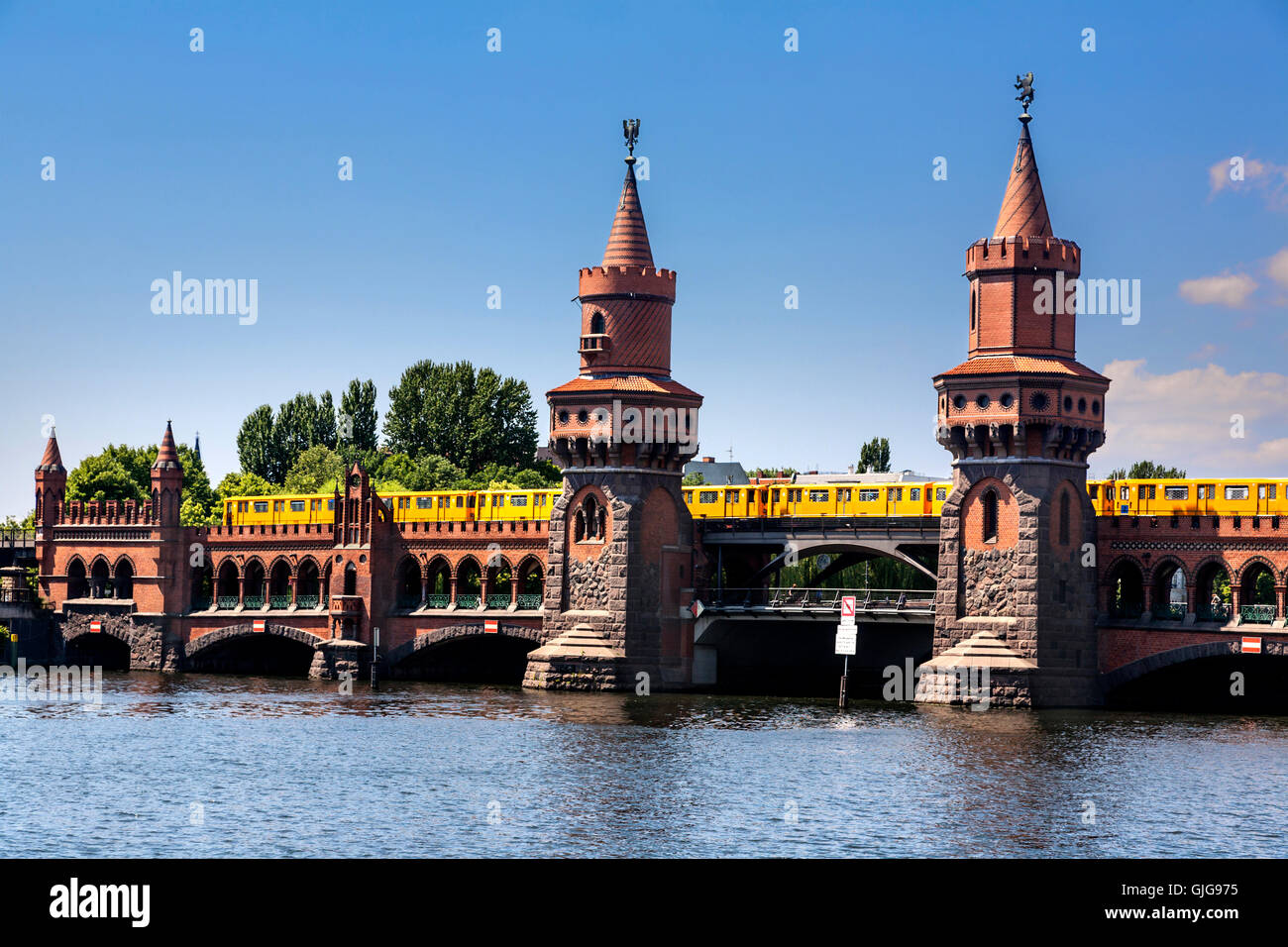 Il Oberbaum ponte sul fiume Spree, Friedrichshain di Berlino, Germania. Foto Stock
