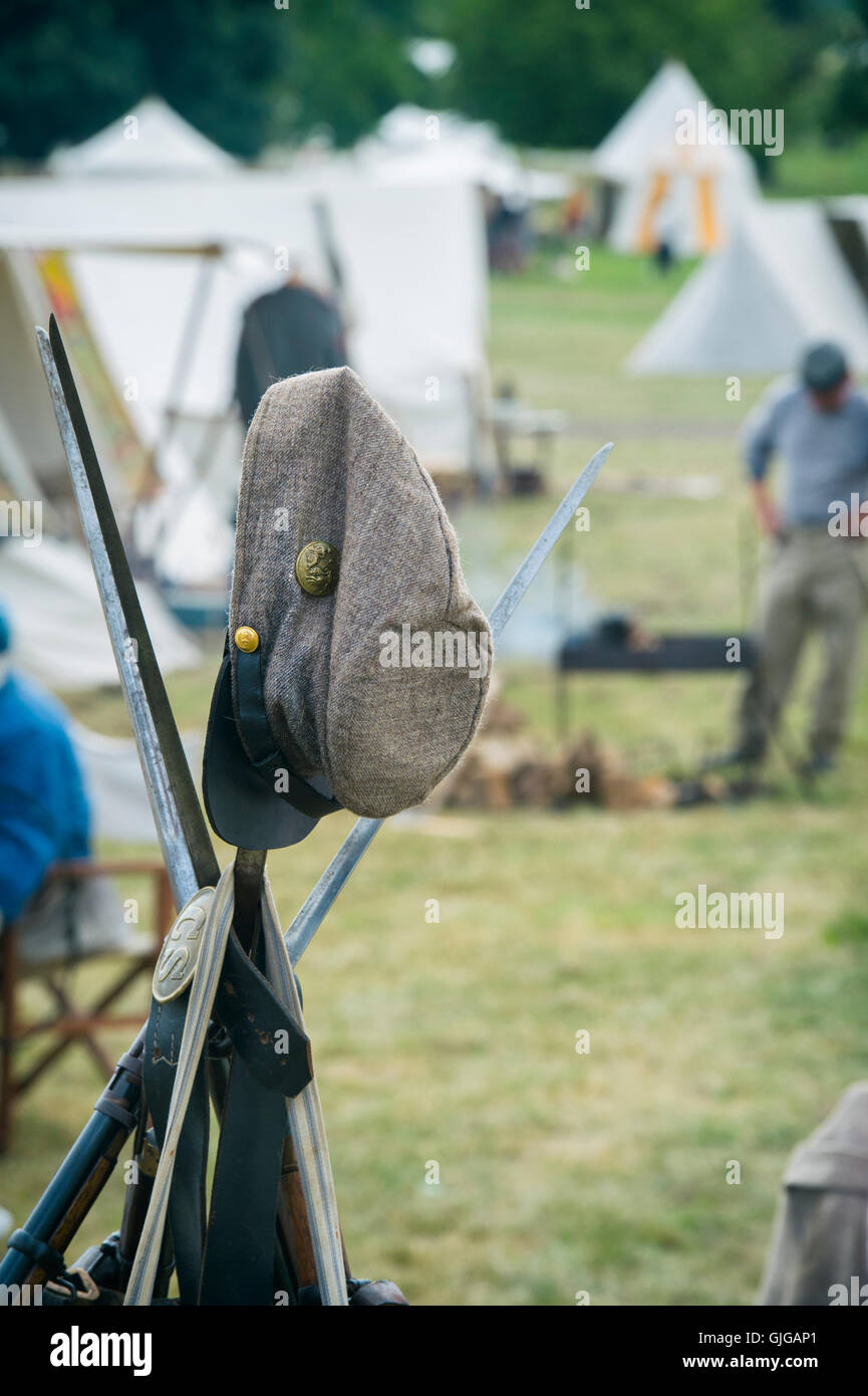 I soldati confederati cap in un accampamento di una guerra civile americana rievocazione storica a Spetchley Park, Worcestershire, Inghilterra Foto Stock