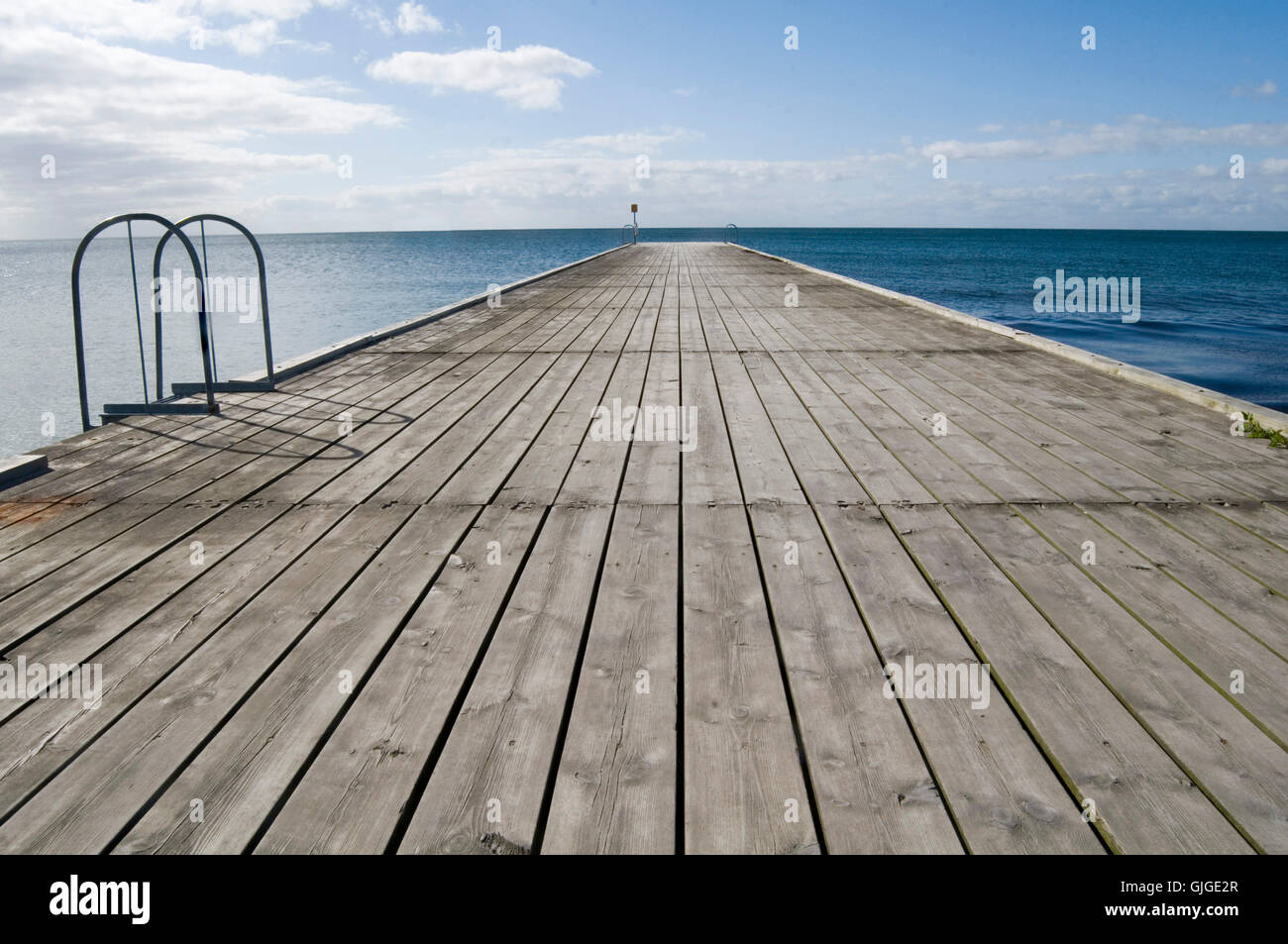 Jetty cielo blu cielo mari mare calma relax vacanza rilassante vacanza vacanze svezia svedese del baltico estate estate em Foto Stock