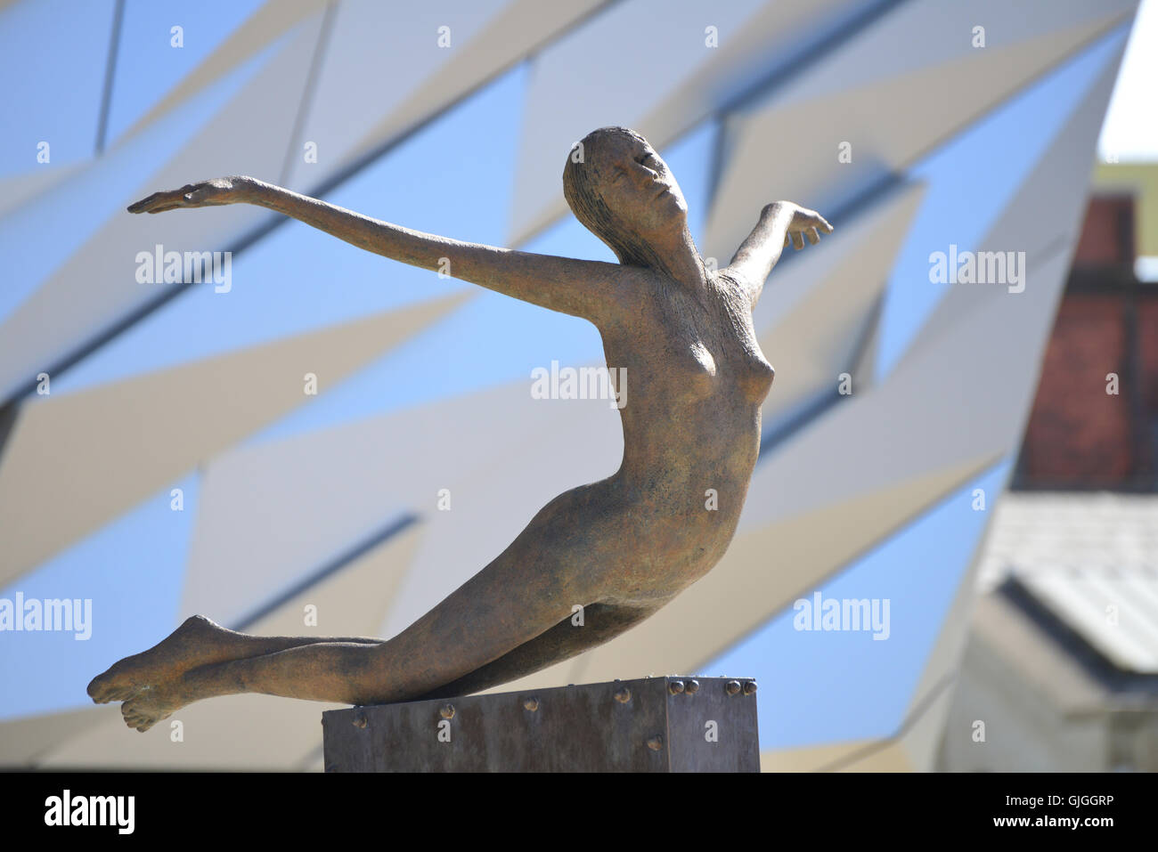 Scultura Titanic di Rowan Gillespie fuori dal centro visitatori del Titanic Belfast Foto Stock