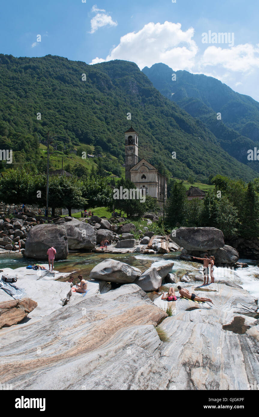 Svizzera: fiume Verzasca, noto per le sue limpide acque turchesi e la vista sulla chiesa di Santa Maria degli Angeli nel vecchio villaggio di Lavertezzo Foto Stock