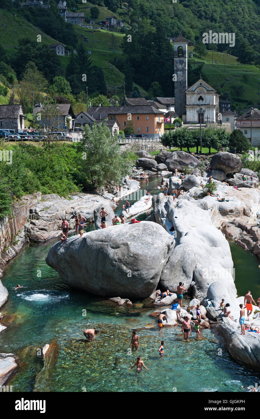 Svizzera: fiume Verzasca, noto per le sue limpide acque turchesi e la vista sulla chiesa di Santa Maria degli Angeli nel vecchio villaggio di Lavertezzo Foto Stock