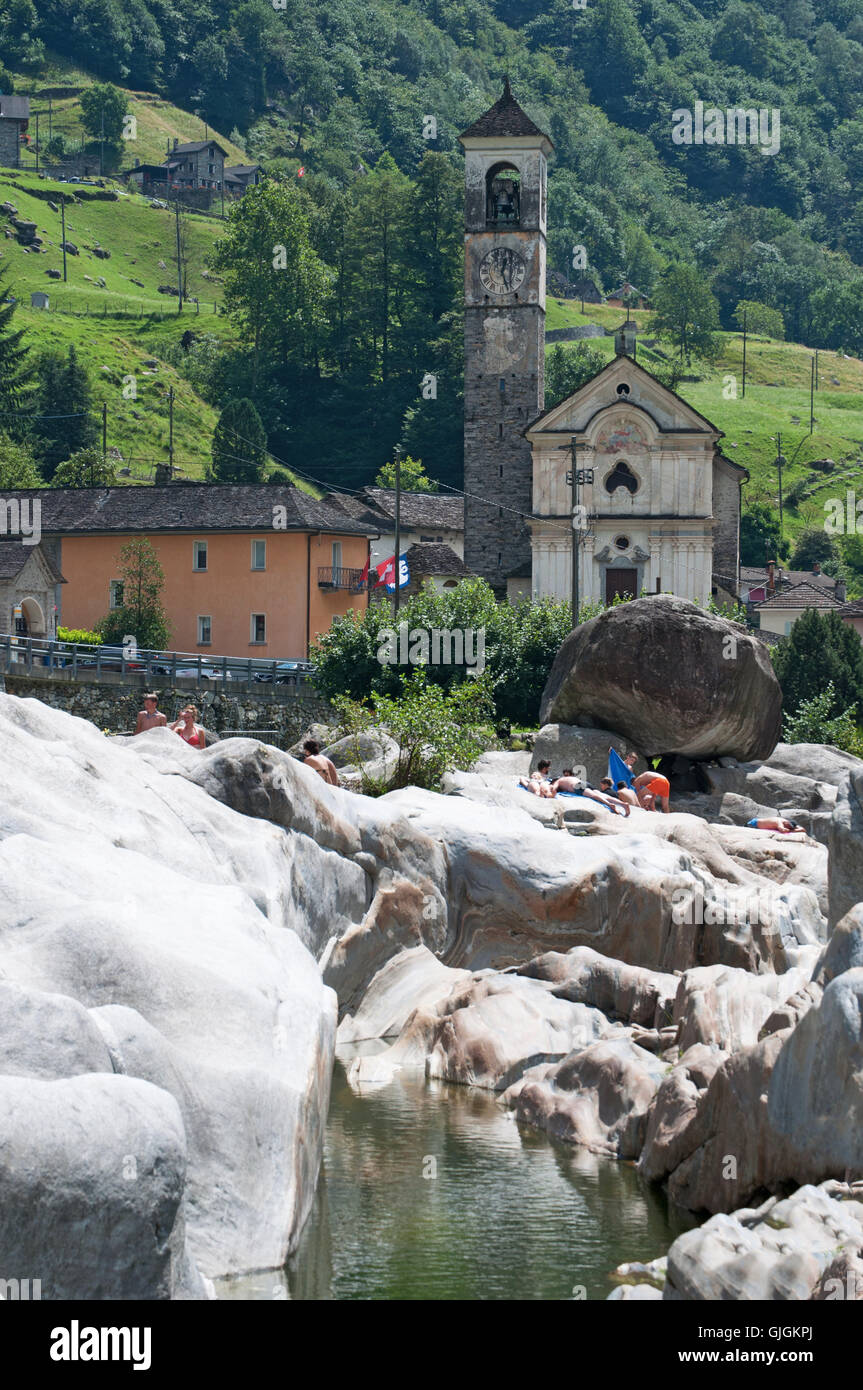 Svizzera: fiume Verzasca, noto per le sue limpide acque turchesi e la vista sulla chiesa di Santa Maria degli Angeli nel vecchio villaggio di Lavertezzo Foto Stock