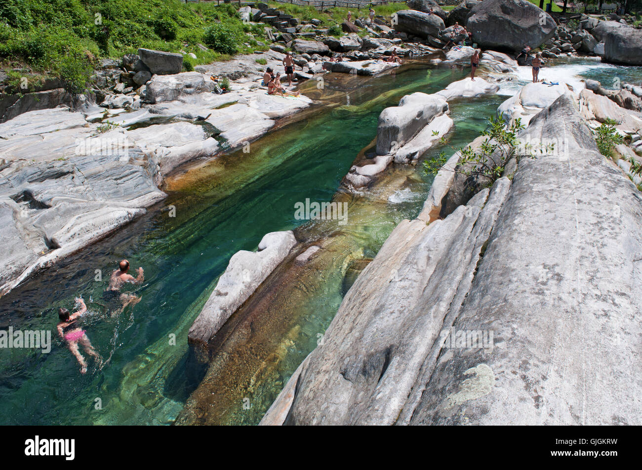 Lavertezzo, Svizzera: rocce e canyon di Verzasca, un fiume svizzero noto per le sue limpide acque turchesi e rocce colorate Foto Stock