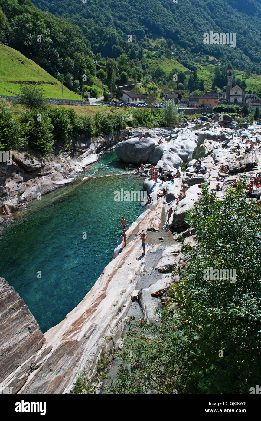 Lavertezzo, Svizzera: rocce e canyon di Verzasca, un fiume svizzero noto per le sue limpide acque turchesi e rocce colorate Foto Stock