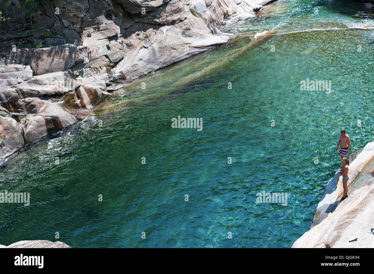 Lavertezzo, Svizzera: rocce e canyon di Verzasca, un fiume svizzero noto per le sue limpide acque turchesi e rocce colorate Foto Stock