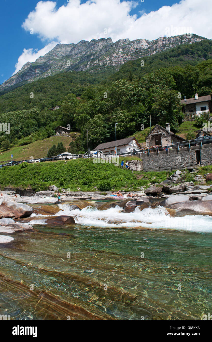 Lavertezzo, Svizzera: rocce e canyon di Verzasca, un fiume svizzero noto per le sue limpide acque turchesi e rocce colorate Foto Stock
