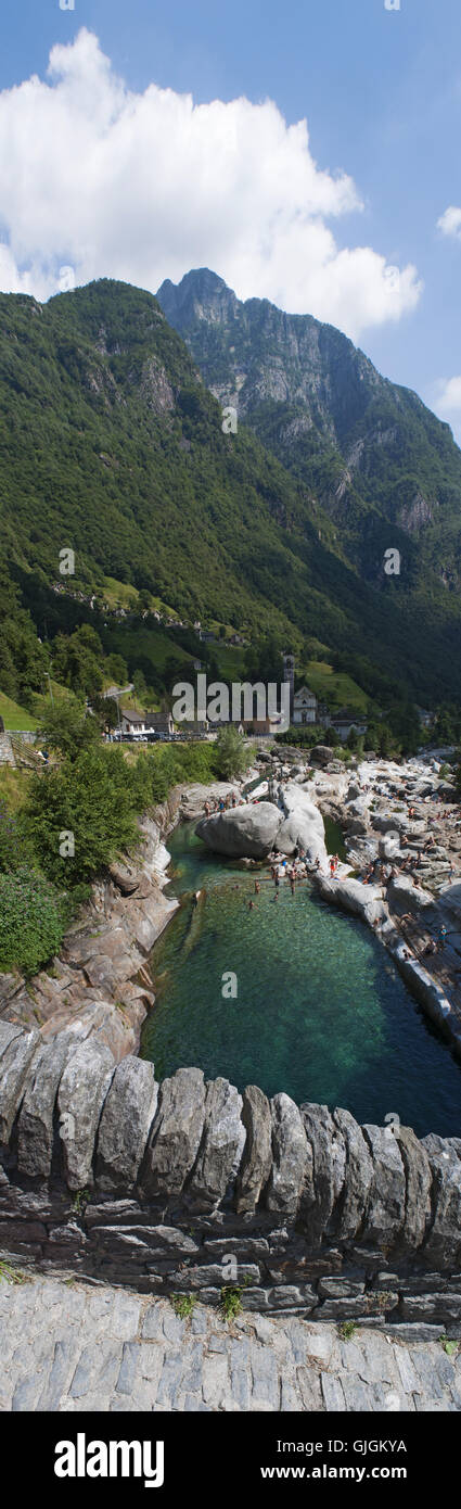 Lavertezzo, Svizzera: la vista del Ponte dei salti, una doppia arcata in pietra Bridge (Ponte dei Salti) costruito intorno al XVII secolo sul fiume Verzasca Foto Stock
