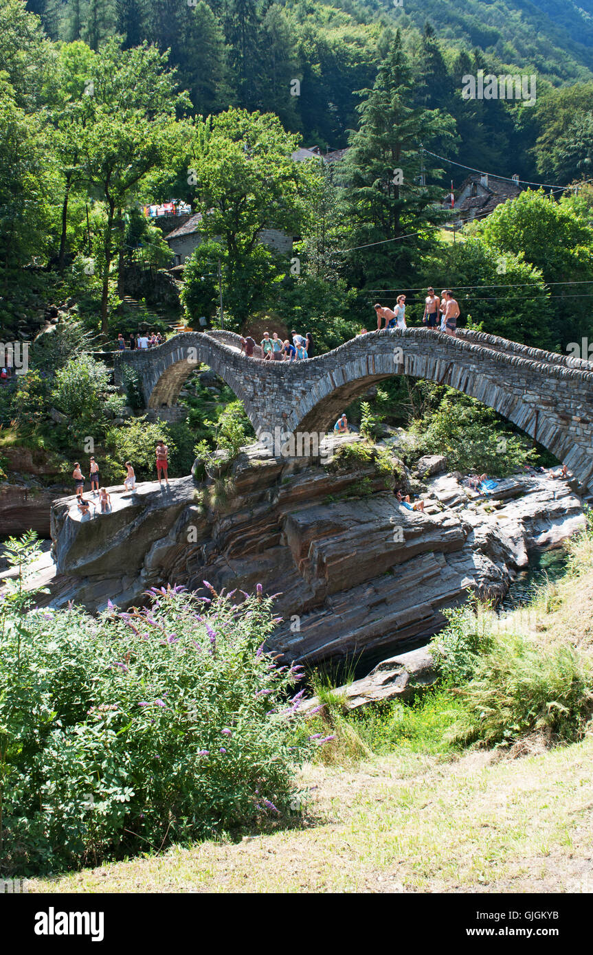 Lavertezzo, Svizzera: la vista del Ponte dei salti, una doppia arcata in pietra Bridge (Ponte dei Salti) costruito intorno al XVII secolo sul fiume Verzasca Foto Stock